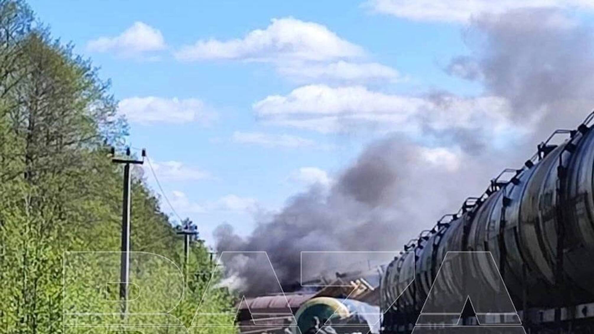 Авария на железной дороге: в Брянской области россии сошел с рельсов грузовой поезд с нефтепродуктами (видео)