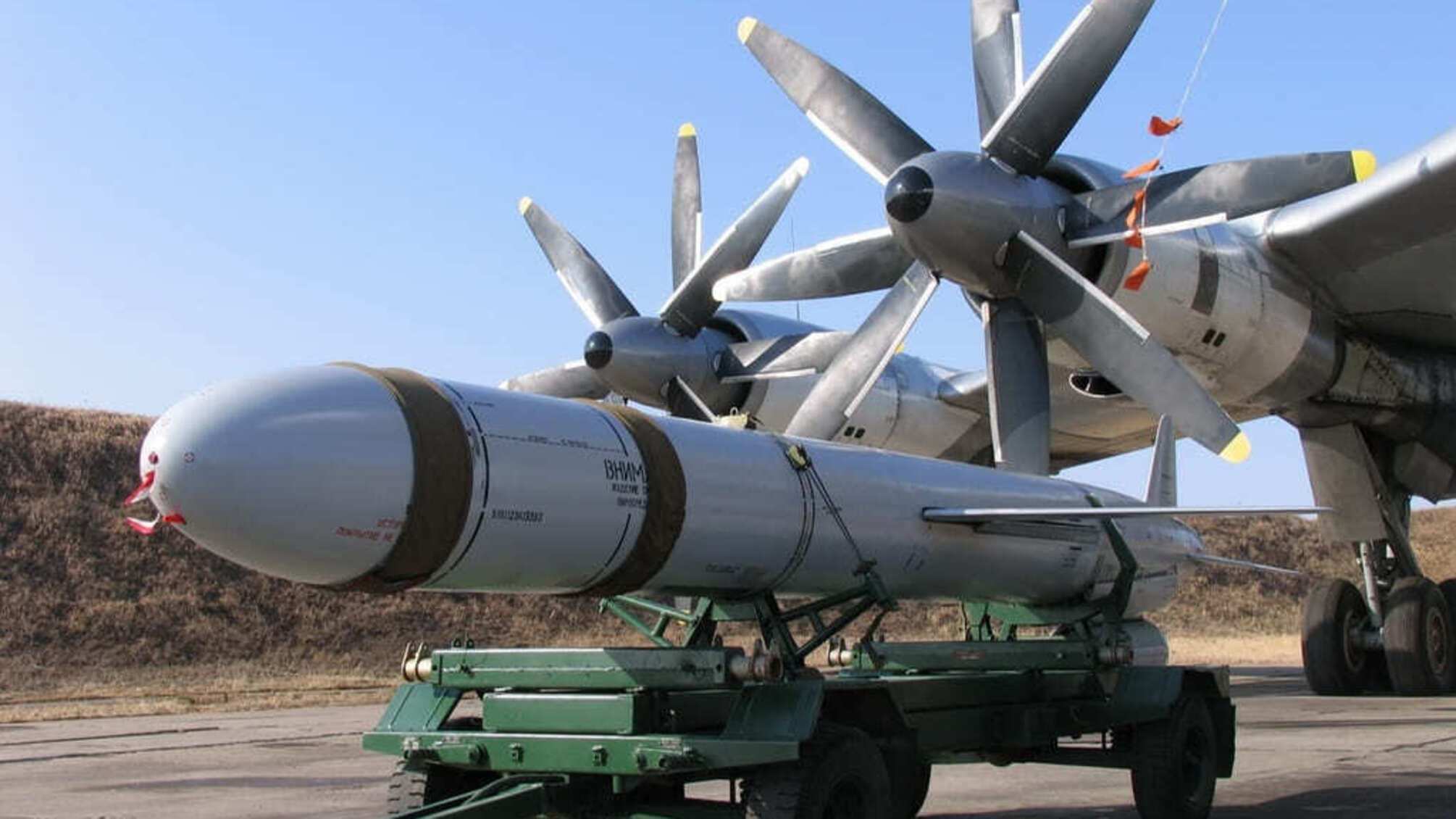 Ракета Х-55 подвозится к самолету армии рф