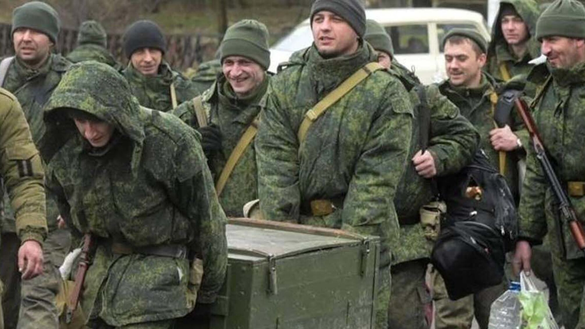 Російські солдати обкрадають тимчасово окуповані території України під приводом евакуації