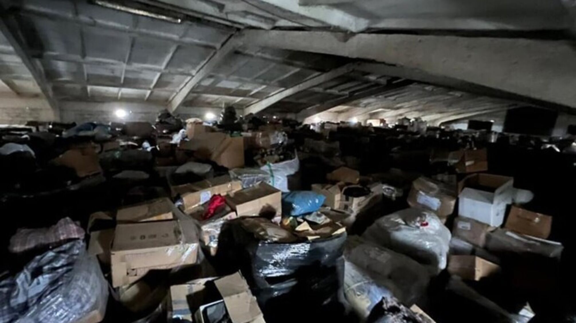 На Львівщині виявили величезний склад контрабандної гуманітарної допомоги