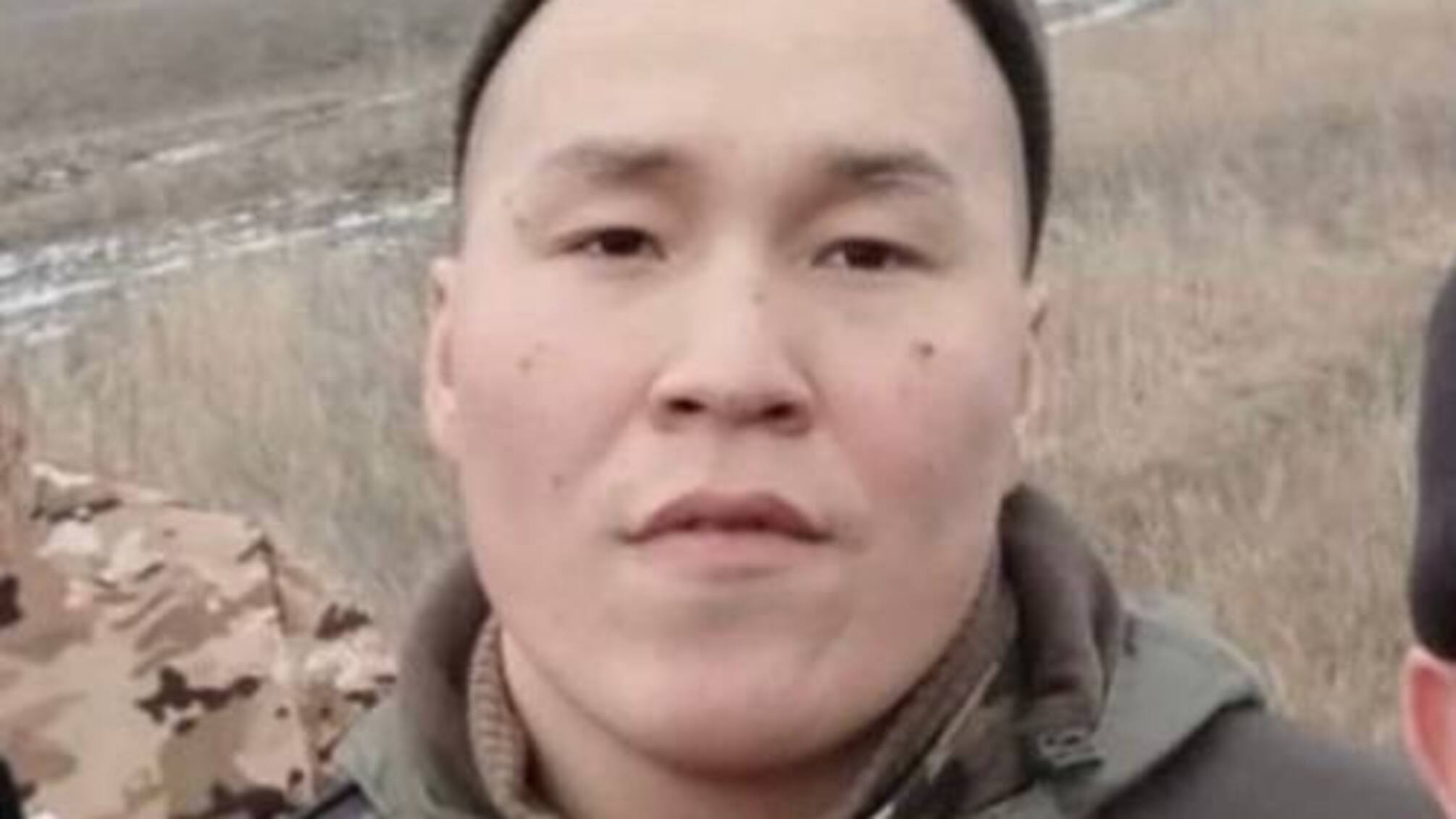 Солдат россии расстрелял в упор двух сослуживцев.