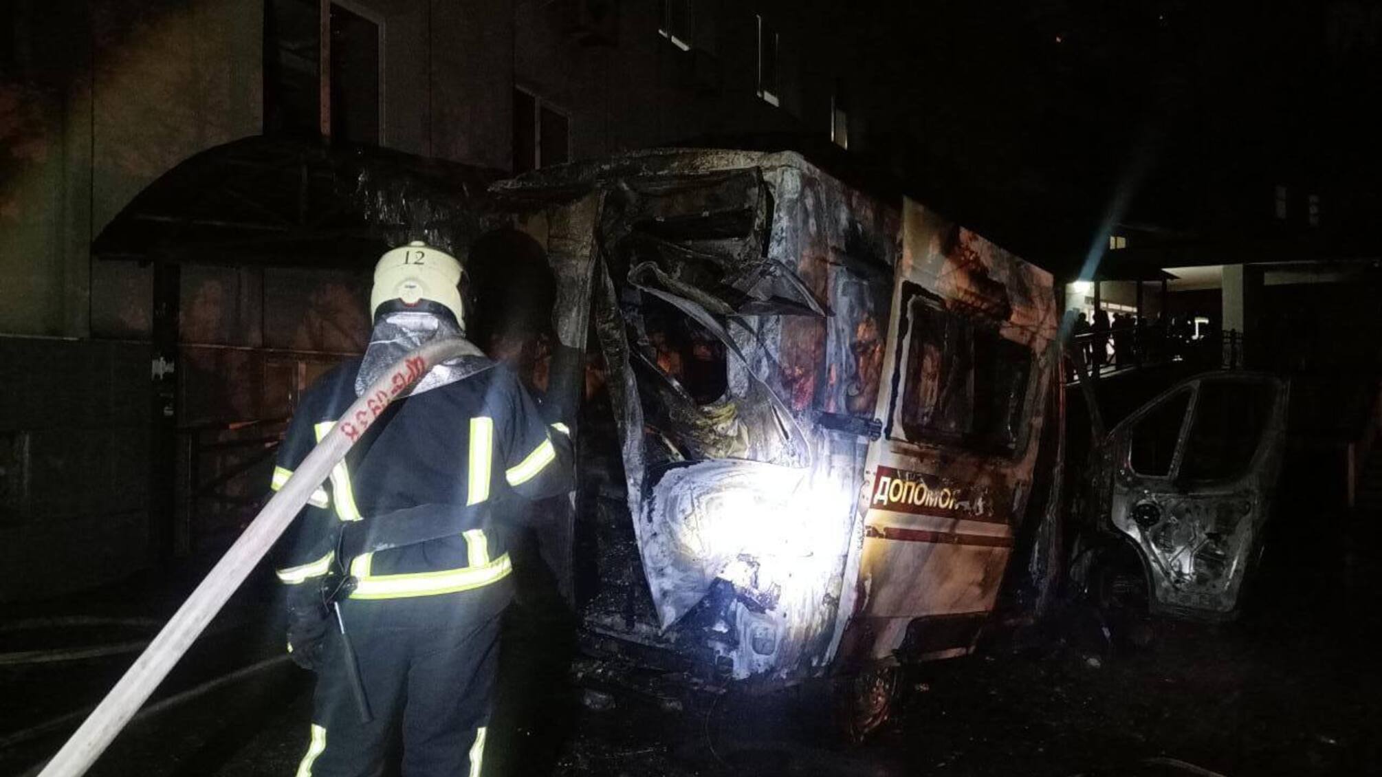 В центре Киева взорвалась 'скорая': есть погибшая (фото)