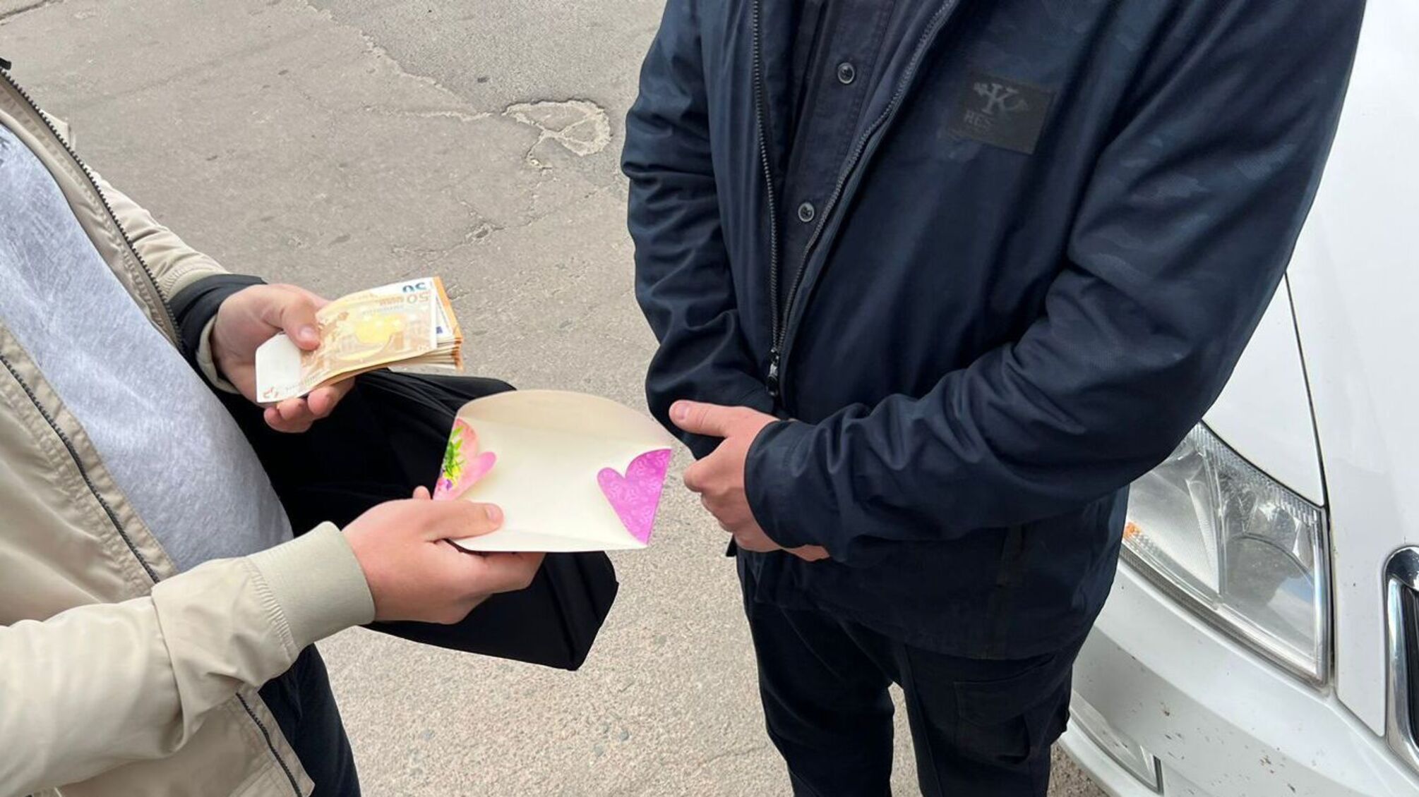 Намагався 'допомогти' сину: на Чернігівщині затримали чоловіка, який хотів підкупити поліцейського