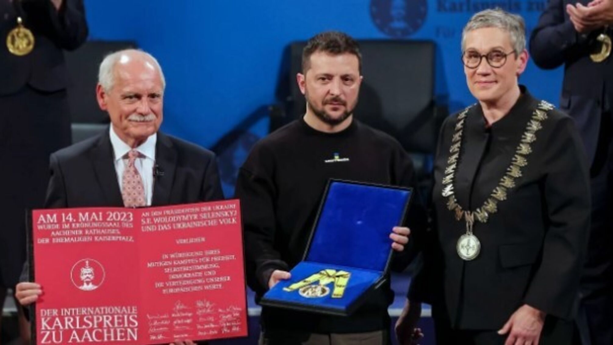 Во время вручения премии Зеленскому в Германии произошел курьез (видео)