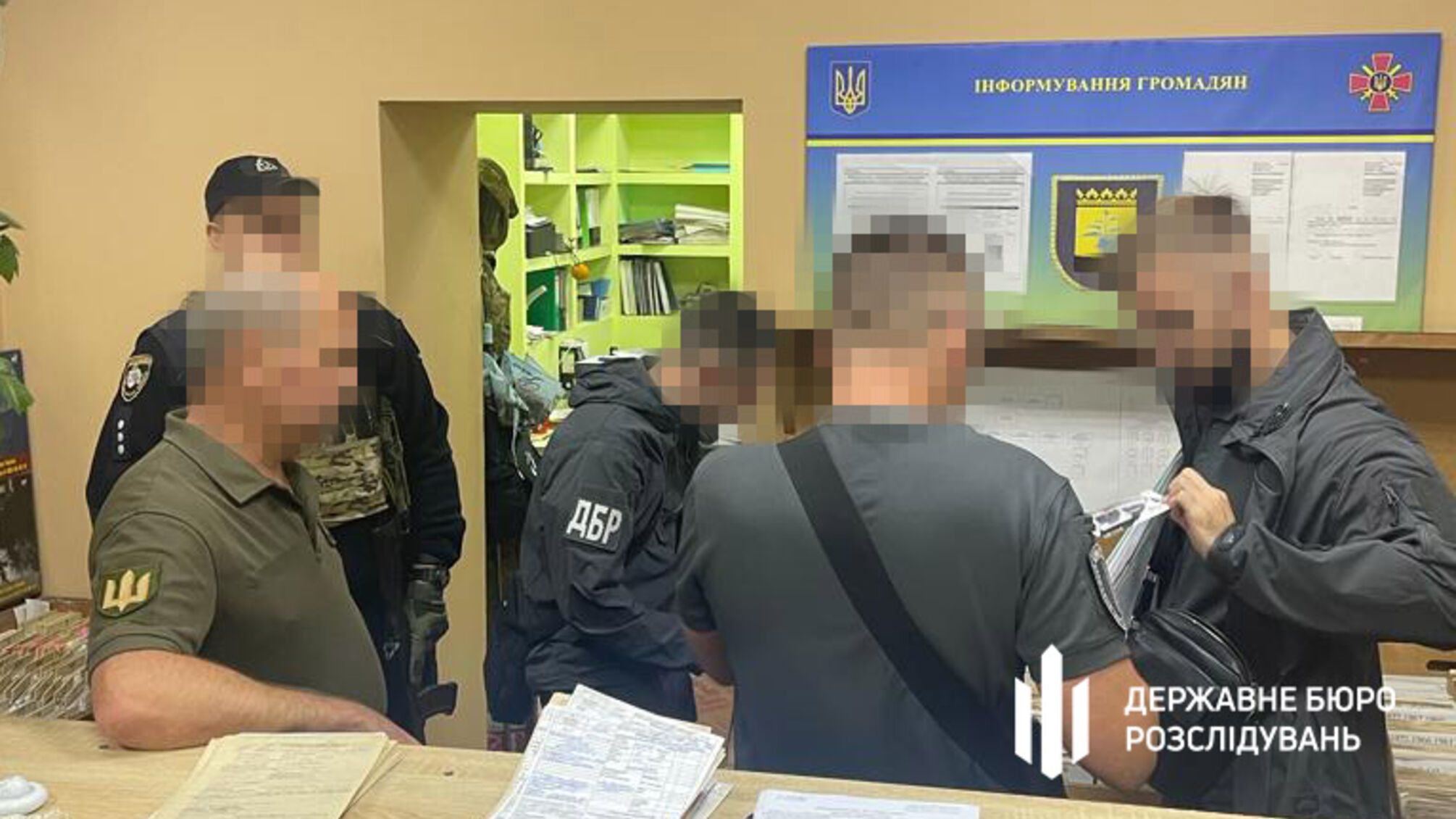 Виготовляв 'липові' документи для призовників: на Донеччині викрили начальника ТЦК та СП (фото)