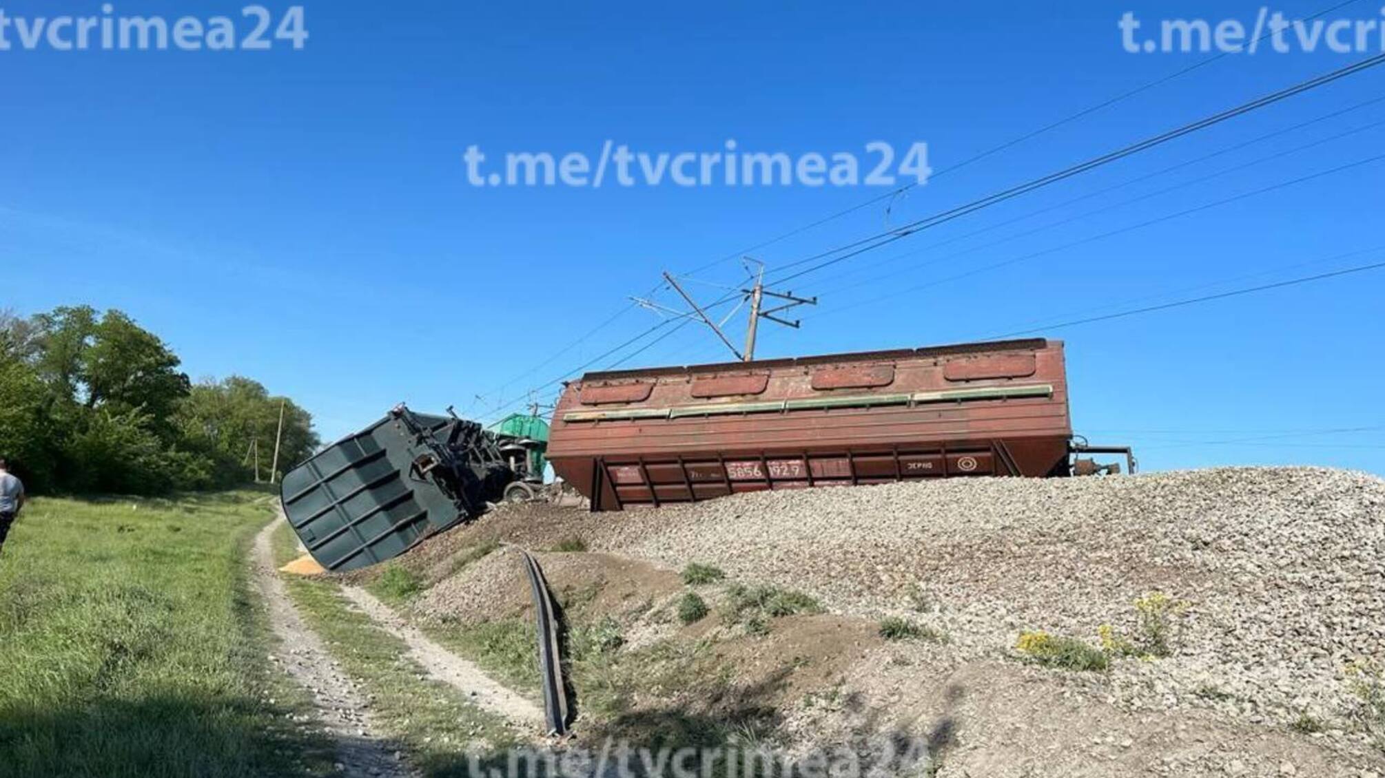 Взрыв на железной дороге в Крыму: поезда сошли с рельсов (фото)