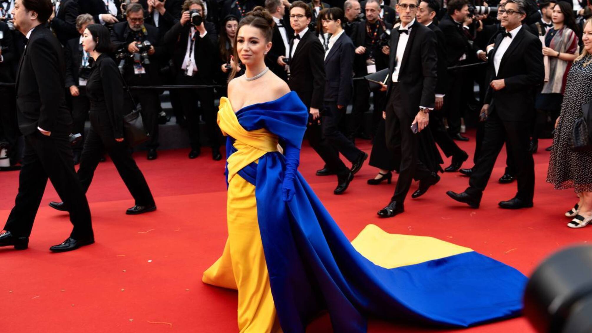 Эльвира Гаврилова в сине-желтом платье на Каннском кинофестивале, 17 мая 2023 г.