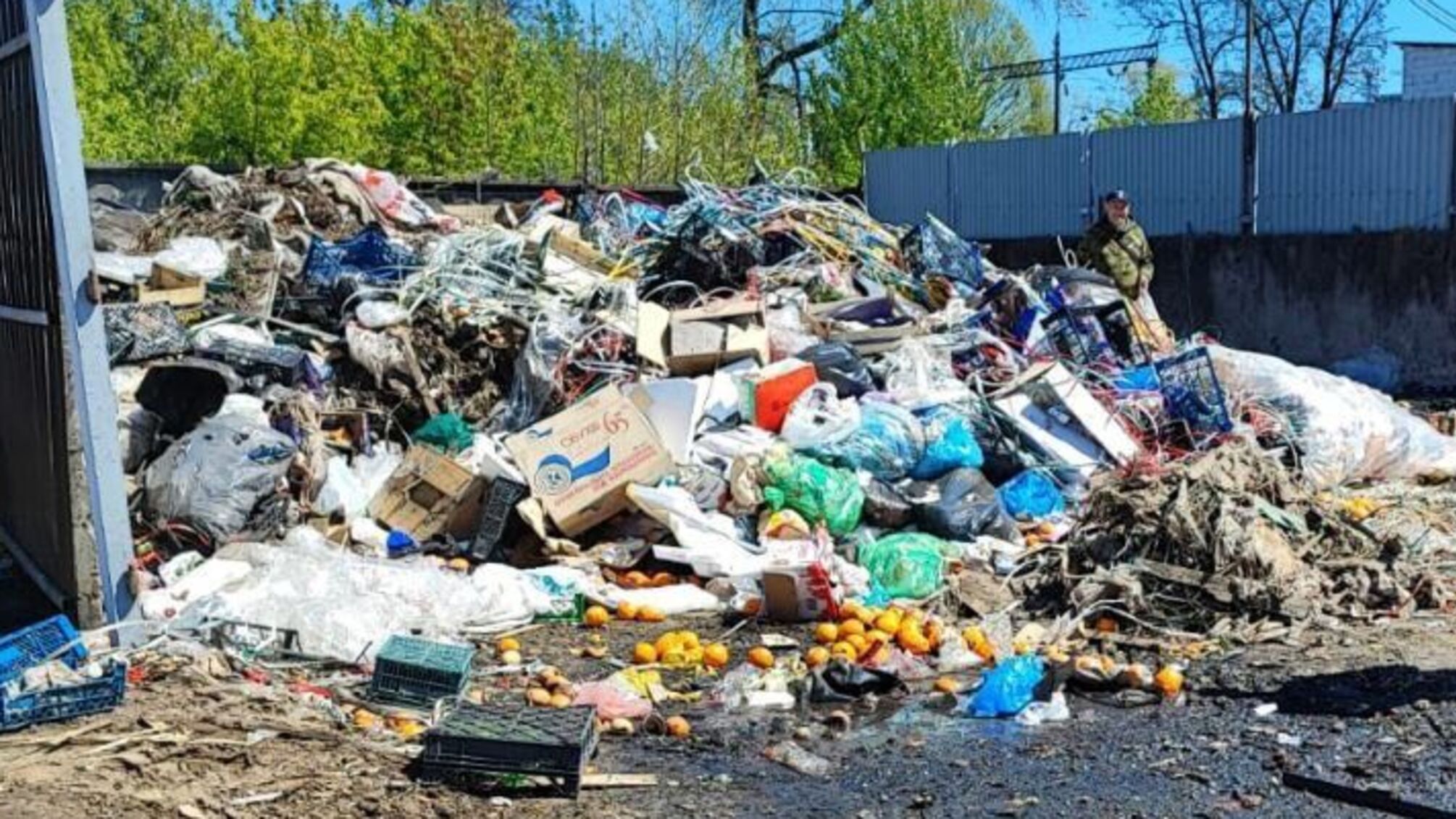 У Києві Дніпровську плодоовочеву базу перетворили на смітник (фото)