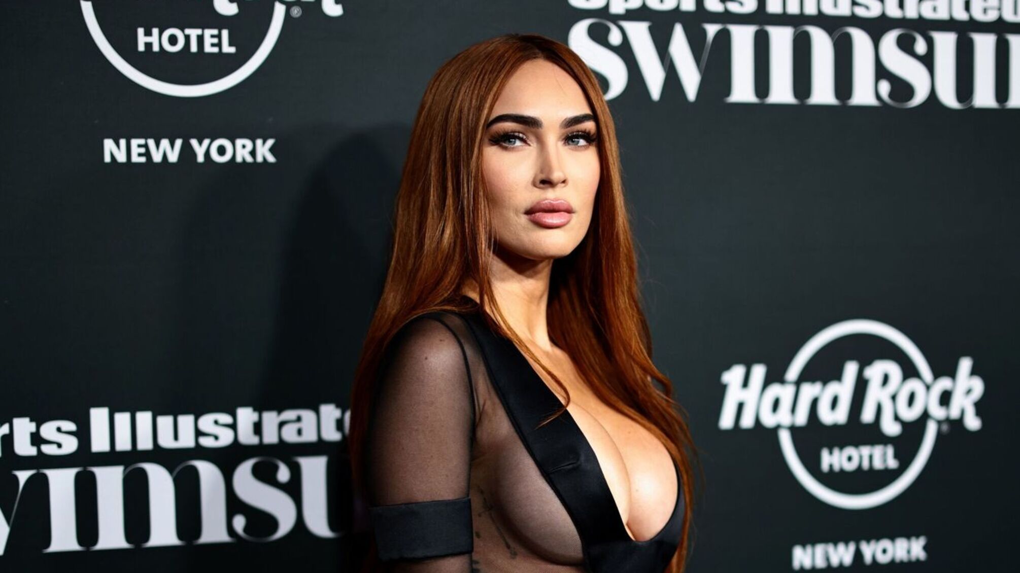 Шокувала публіку 'голою' сукнею: Меган Фокс показала шанувальникам пишний бюст