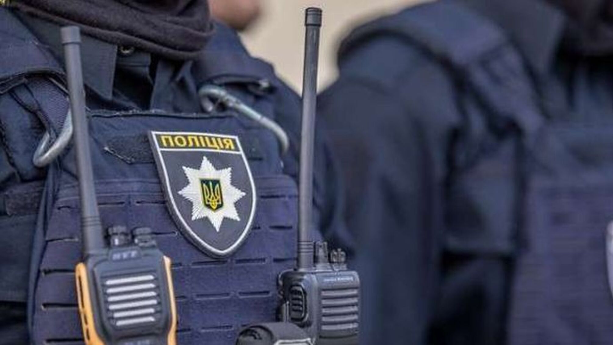 В Киеве пьяная женщина ударила стража порядка и разбила его бодикамеру