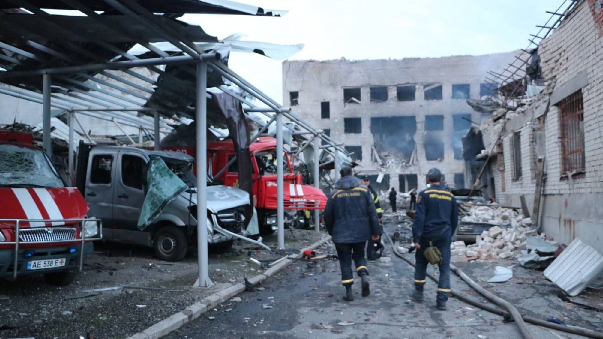 Ночная атака по Днепру: в ГСЧС показали последствия ракетного удара по спасательной части (фото)