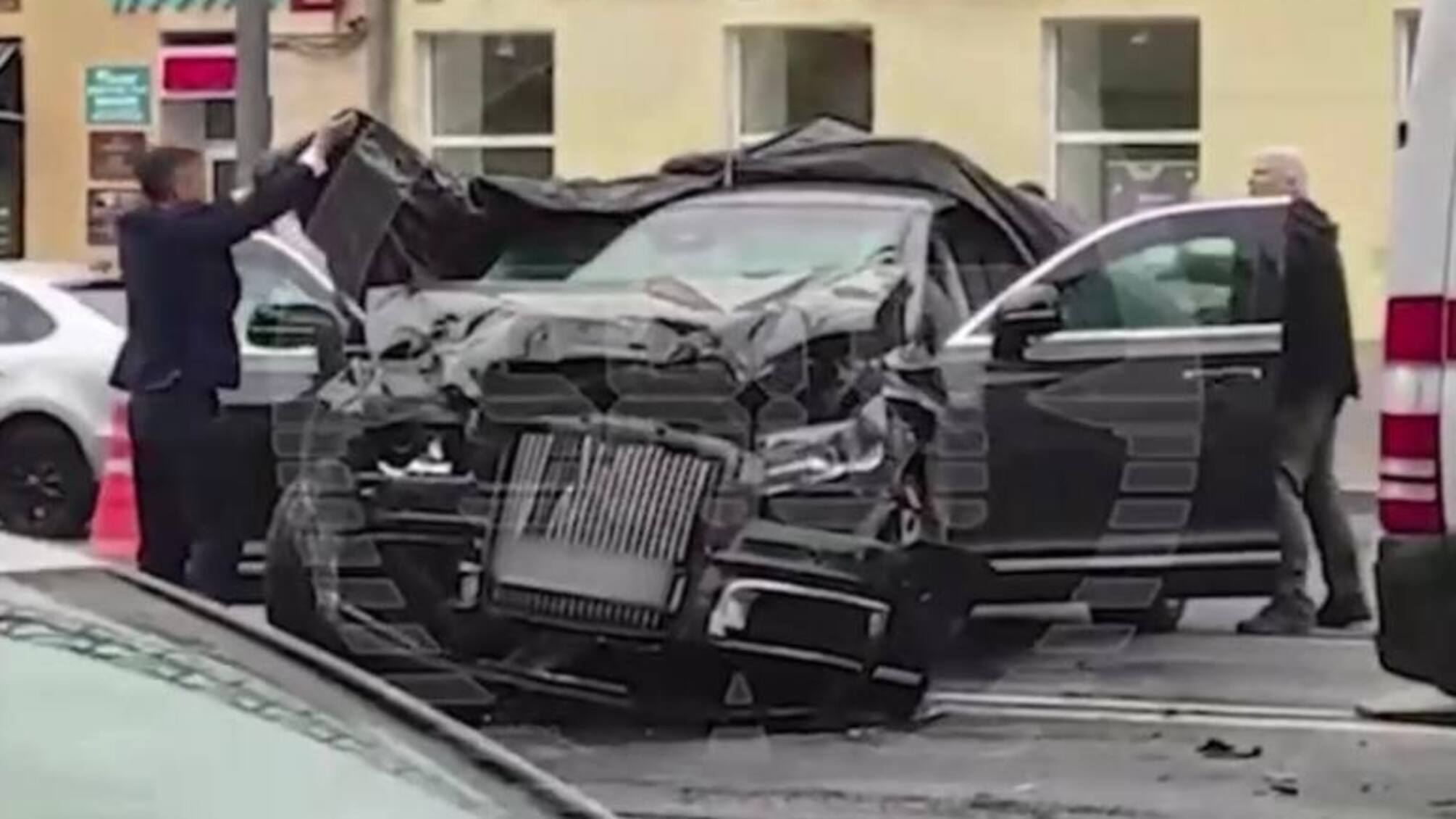 Машина российского патриарха Кирилла попала в аварию в центре Москвы (видео)