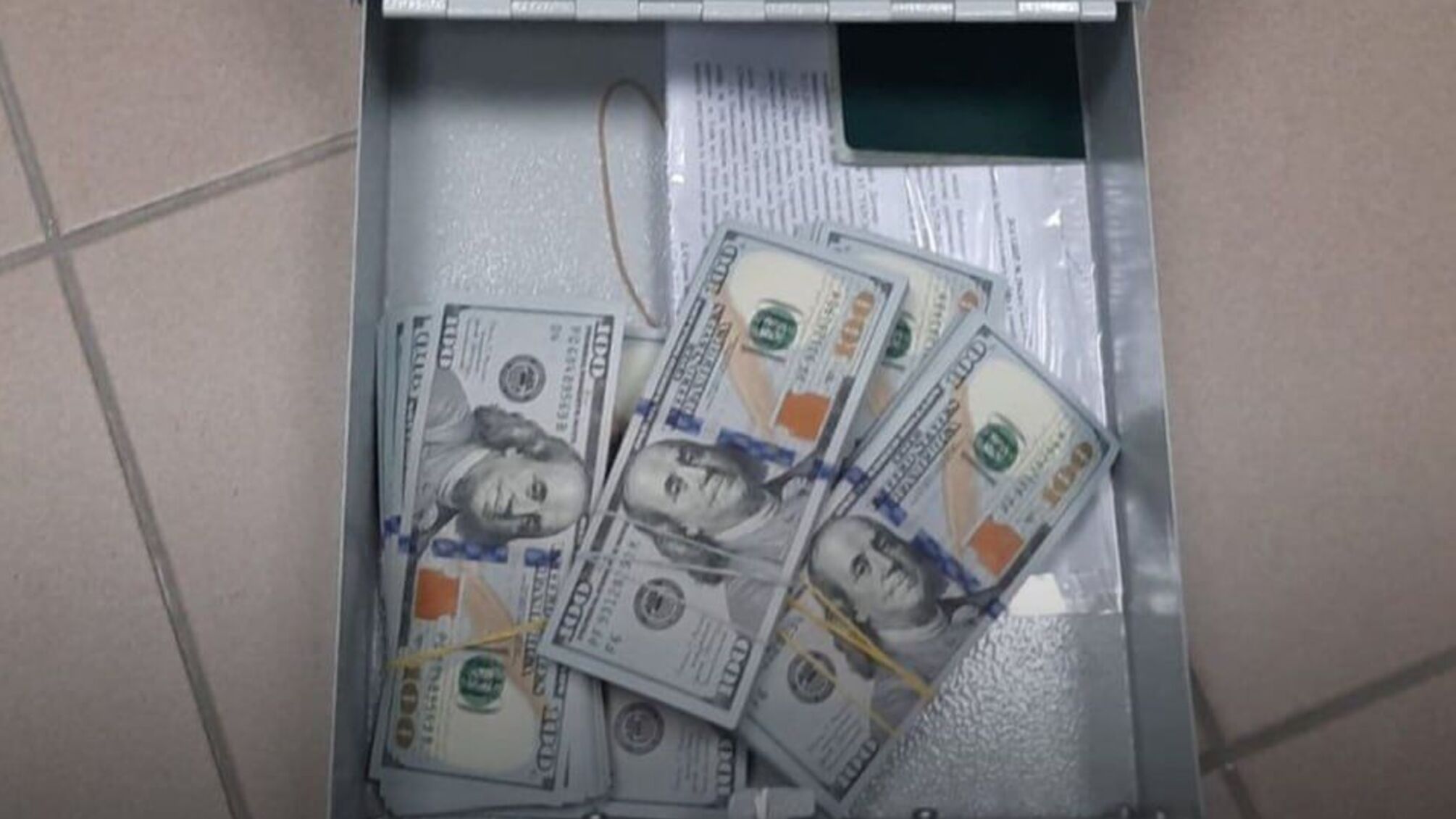 Пів мільйона доларів на 'кишенькові розходи': у справі ексголови Верховного Суду НАБУ і САП вилучили велику суму готівки (фото) 