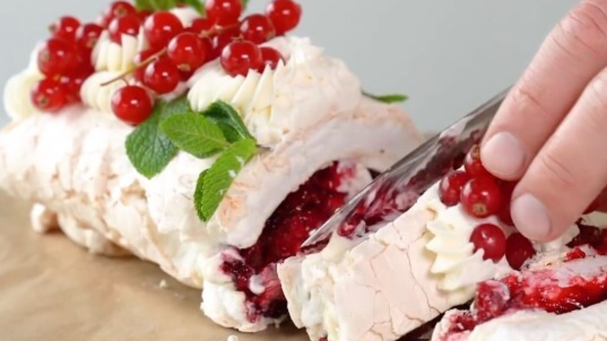 Рецепт від судді 'МастерШефа': меренговий рулет до чаю