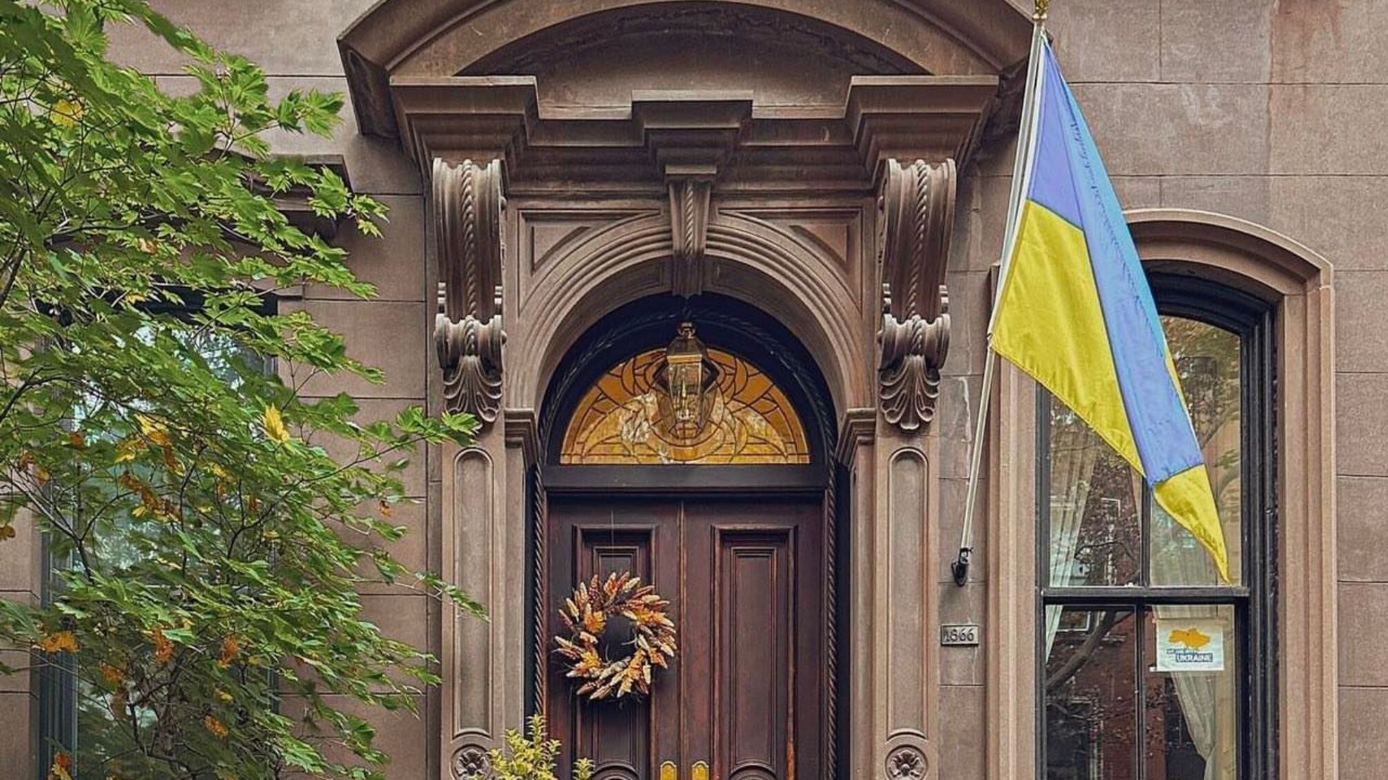 В Нью-Йорке дом Керри Брэдшоу украсили флагом Украины