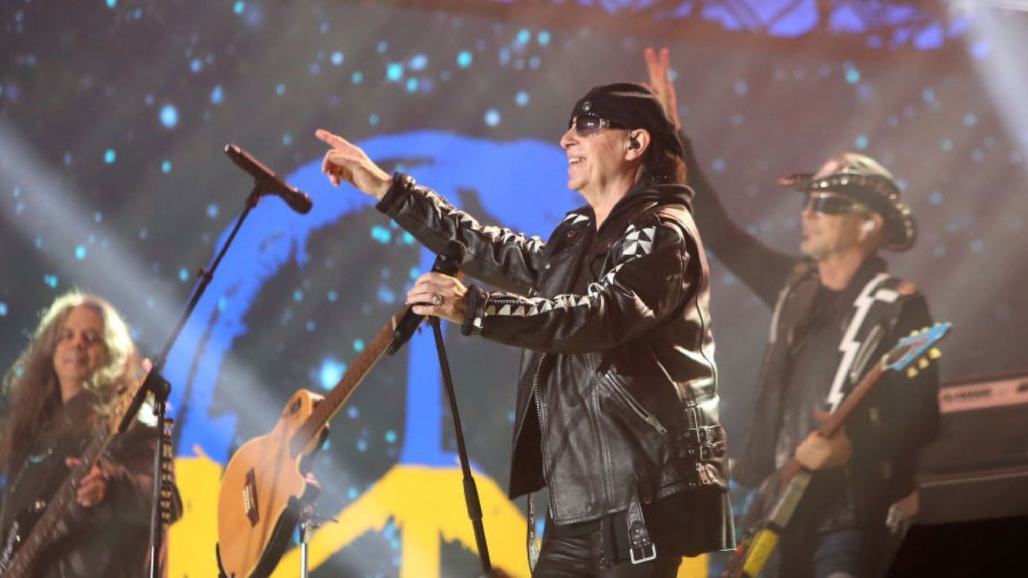 Легендарная группа Scorpions на концерте в Берлине подняла флаг Украины (фото)