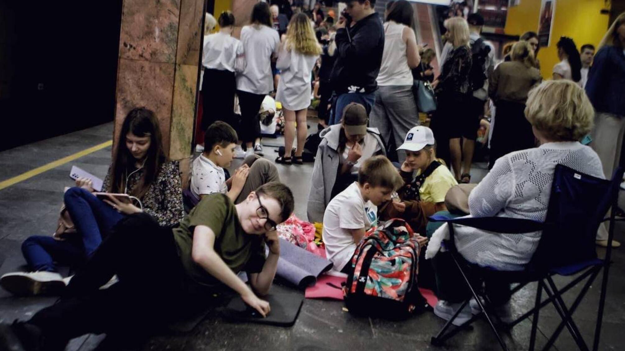 Люди, которые прячутся в метро от российских ракет, 29 мая 2023