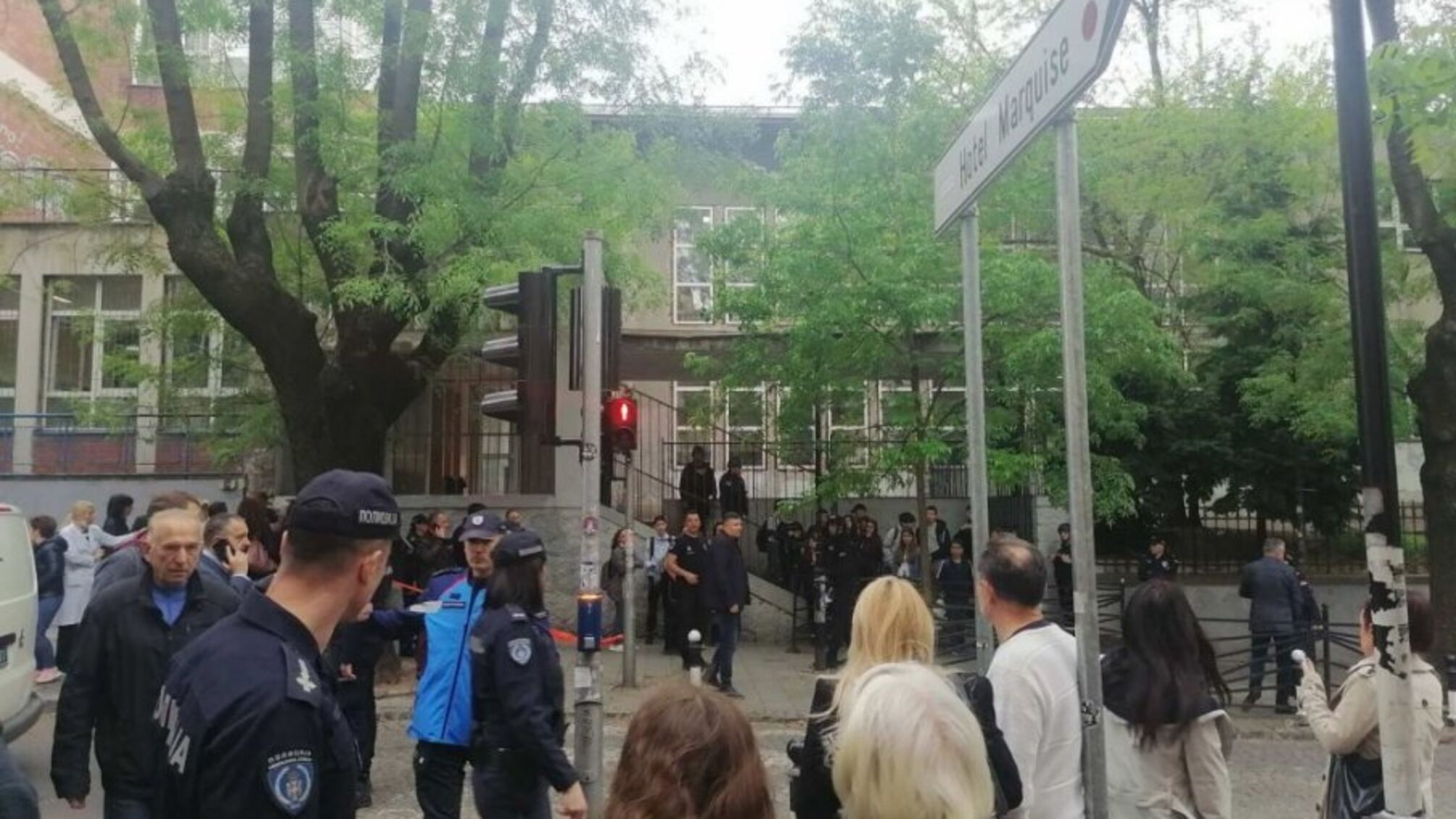 В Белграде подросток устроил стрельбу в школе, есть погибшие (фото)