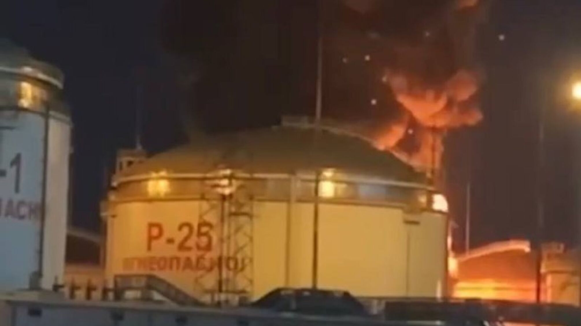 Горит и пылает: в россии снова пожар на нефтебазе, на этот раз 'горячо' неподалеку от Крыма (видео)