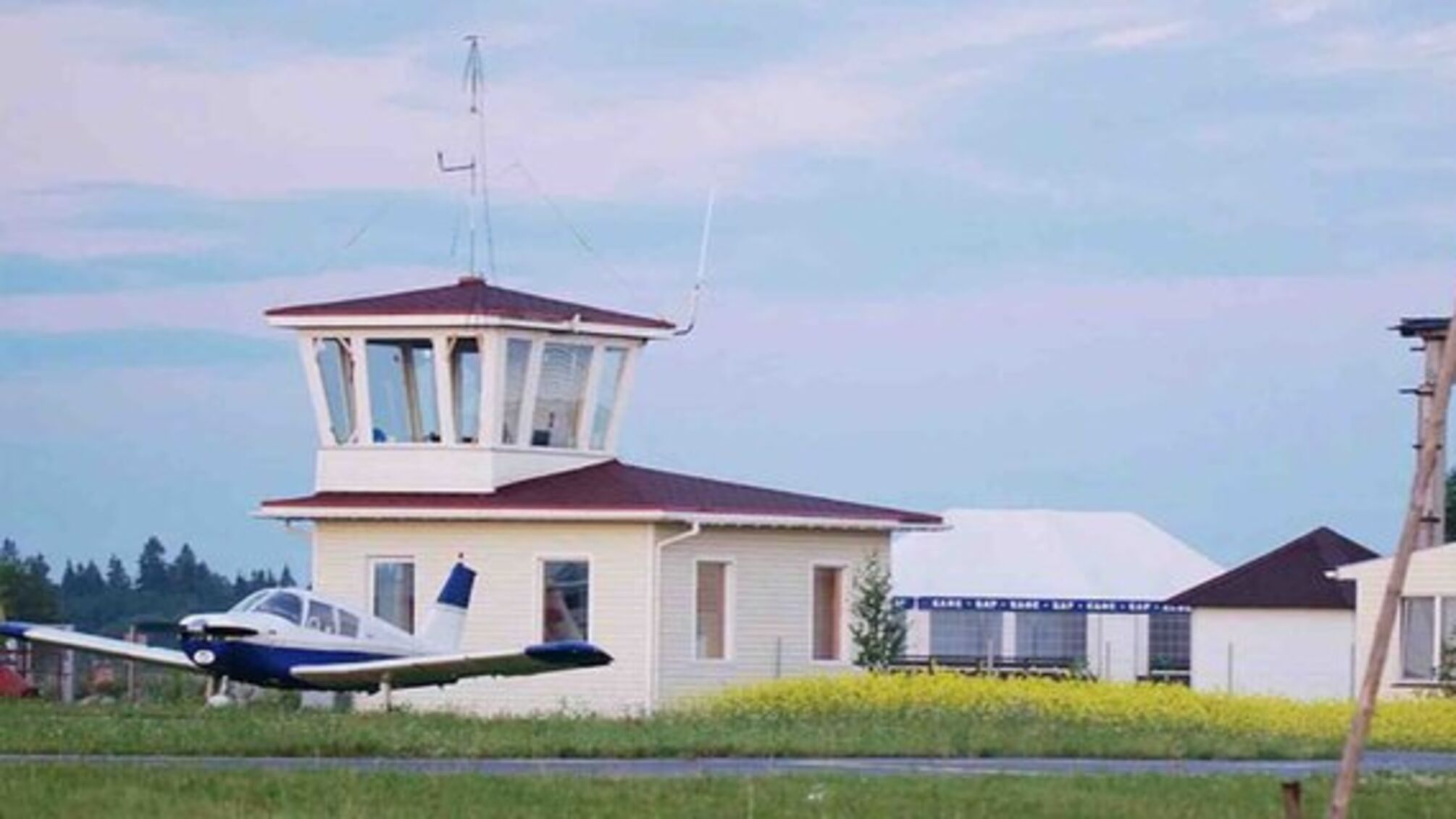 У Ленінградській області рф горів аеродром із гелікоптерами в ангарах