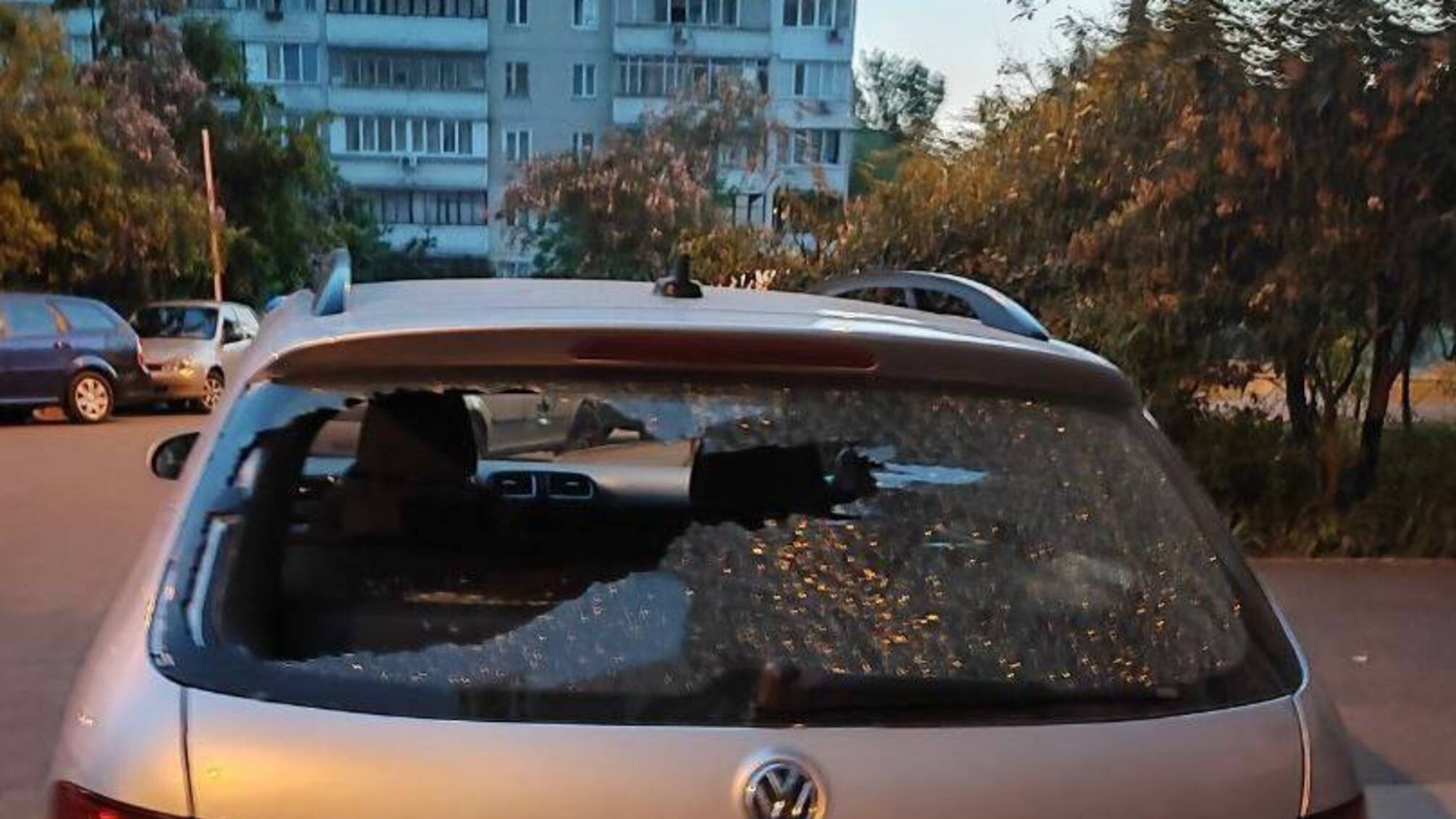 Поврежденный автомобиль в Киеве вследствие российской атаки