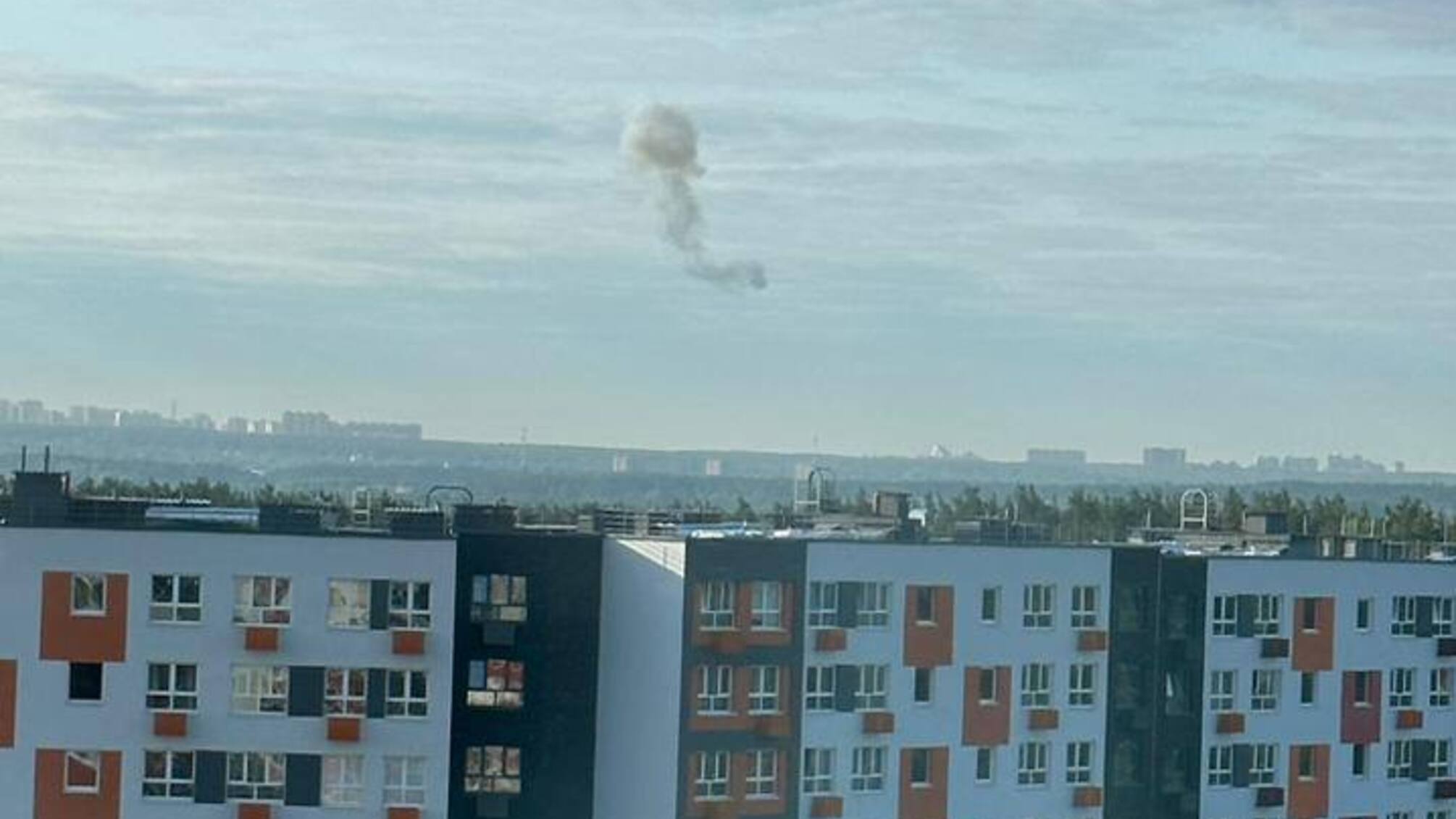 У Москві та області пролунали вибухи, росЗМІ пишуть про приліт у житловий будинок