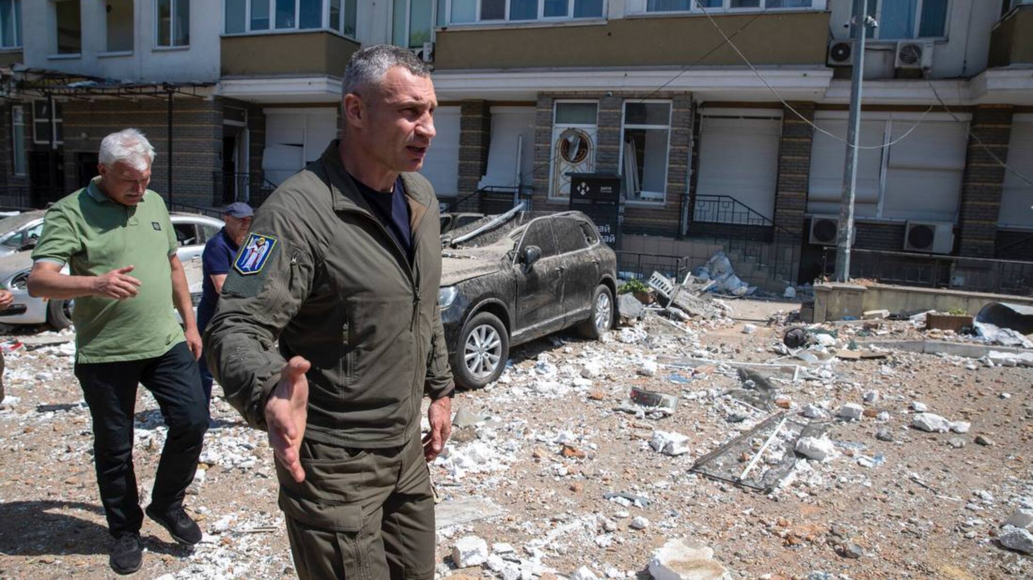 Последствия попадания российской ракеты в Голосеевском районе Киева