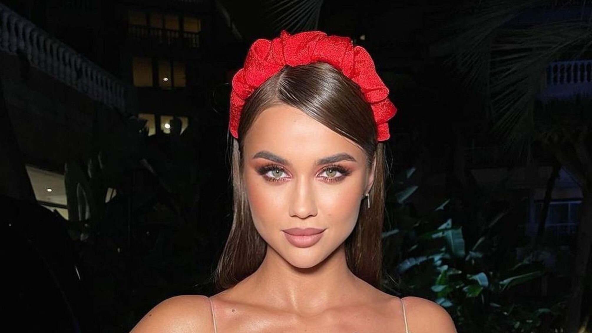 Переможниця 'Холостяка-12' Лозовицька похизувалася пласким животиком на пляжі Тенеріфе (фото)