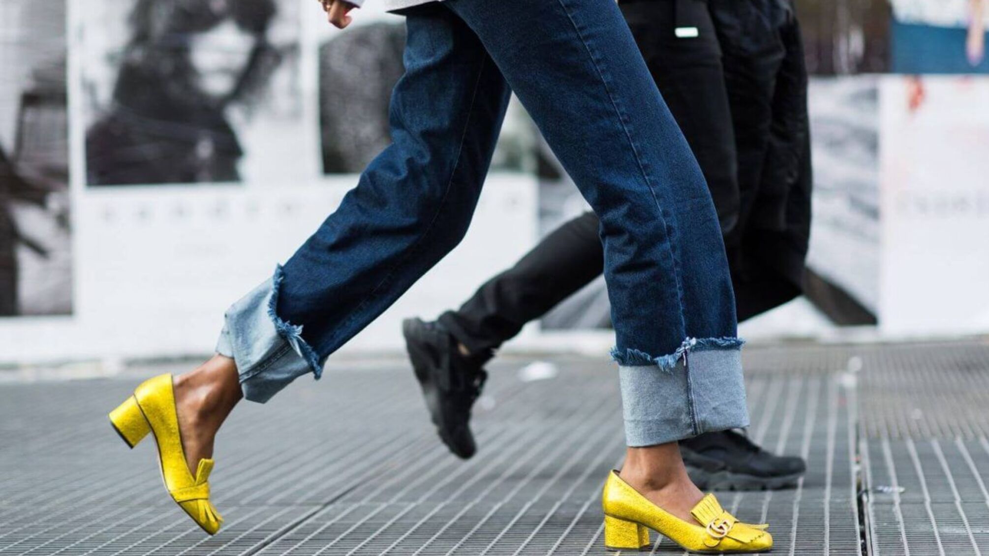 Выглядят дешево: стилист назвала четыре типа обуви, которые следует избегать этим летом