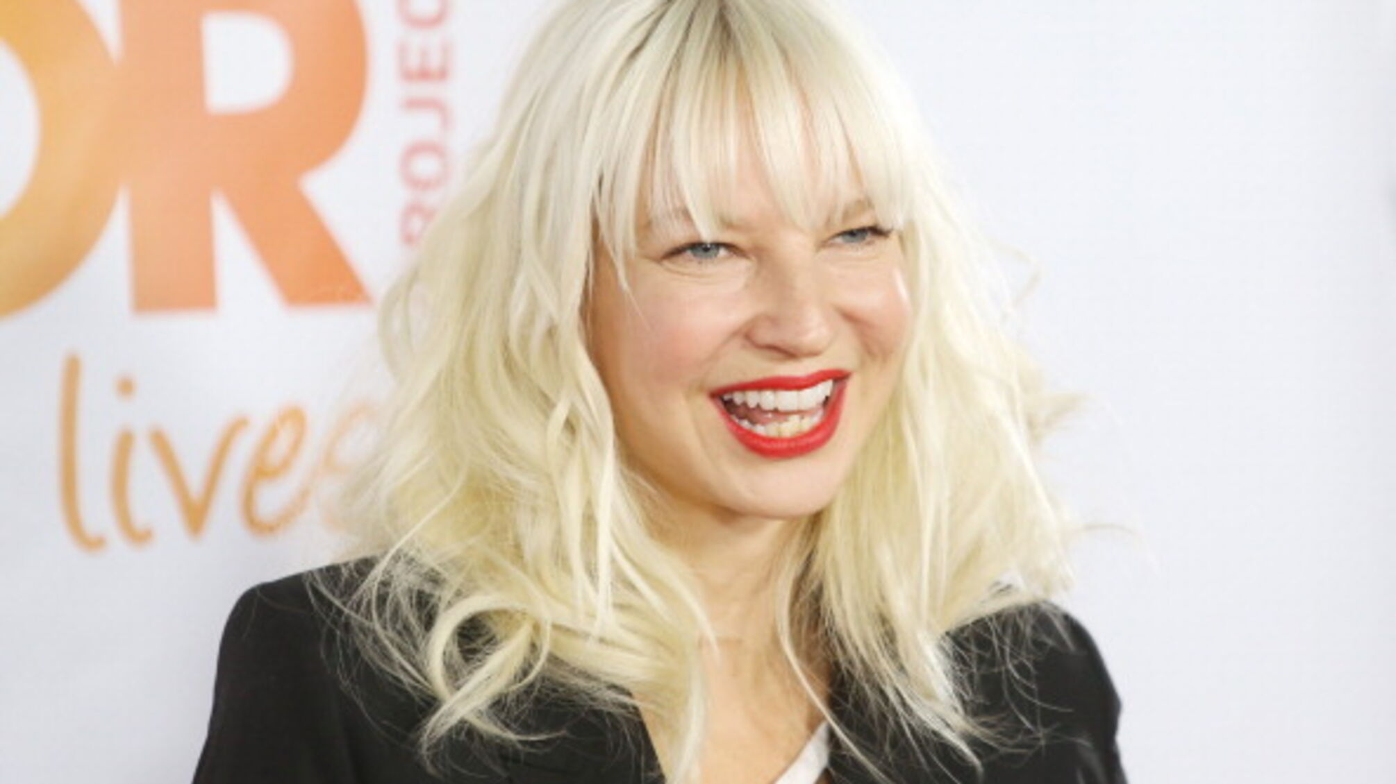 'Чувствовала себя не такой, как все': певица Sia заявила, что страдает аутизмом