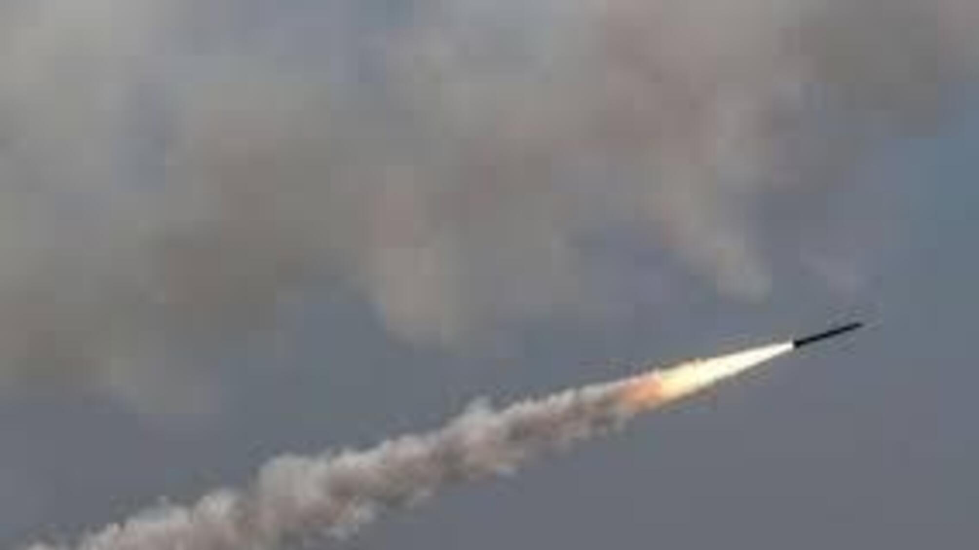 У Києві уламки ракети впали на проїжджу частину