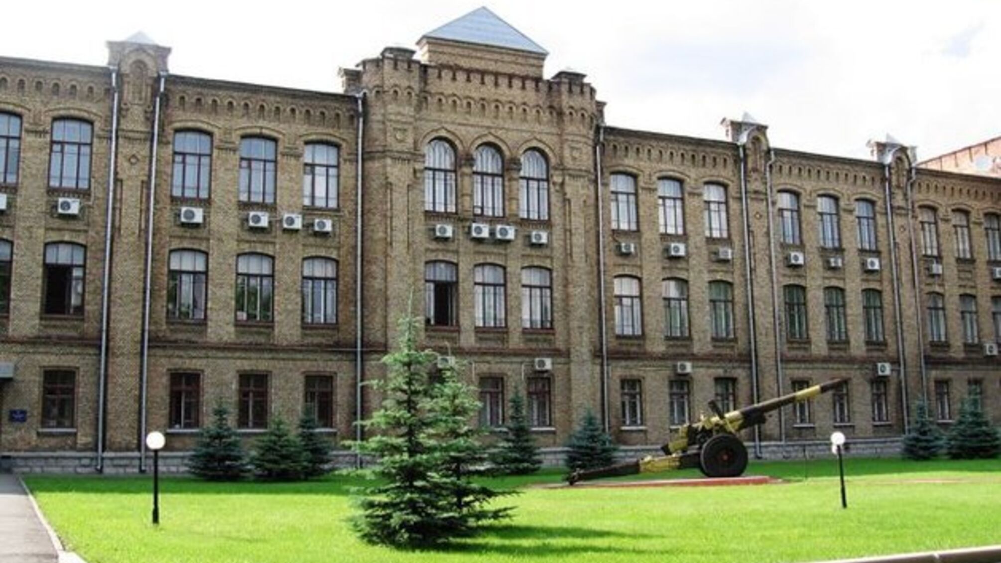 Ермак призывает Кабмин вернуть офицерам здания университета обороны – их забрали Янукович с Азаровым