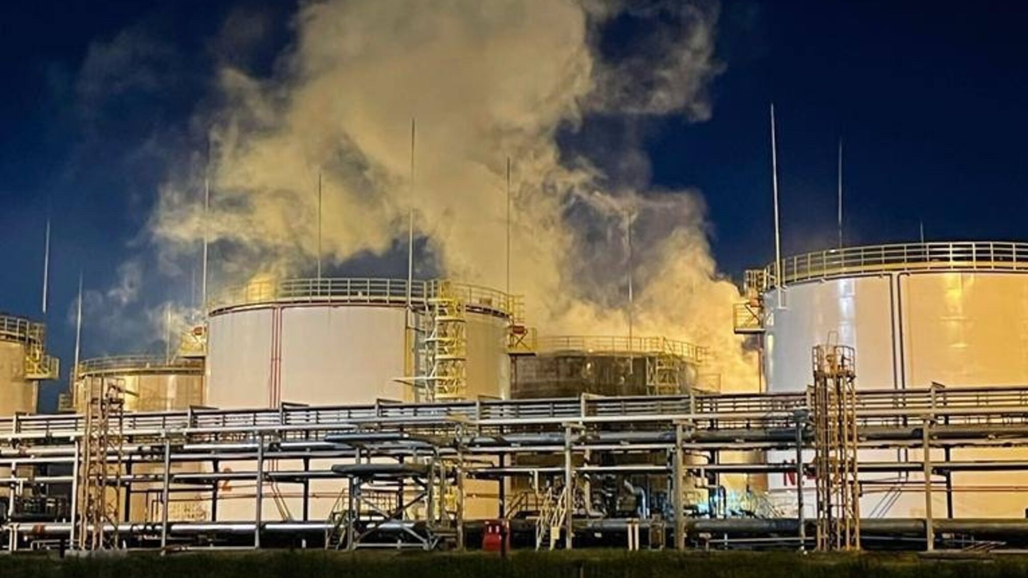 Новый день – новый пожар в россии: ночью загорелась еще одна нефтебаза в Краснодарском крае (видео)