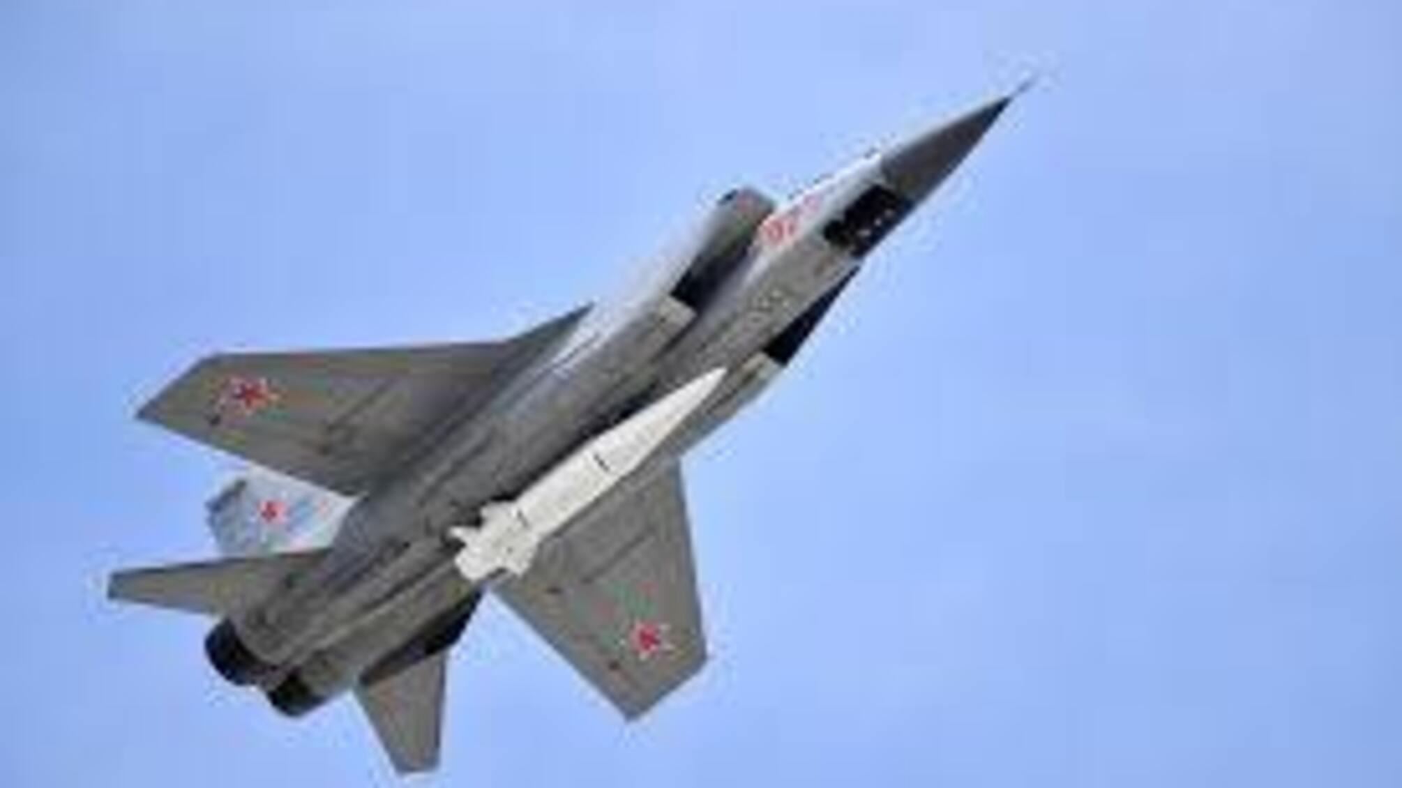 Х-47 'Кинжал' та його носій МиГ-31К