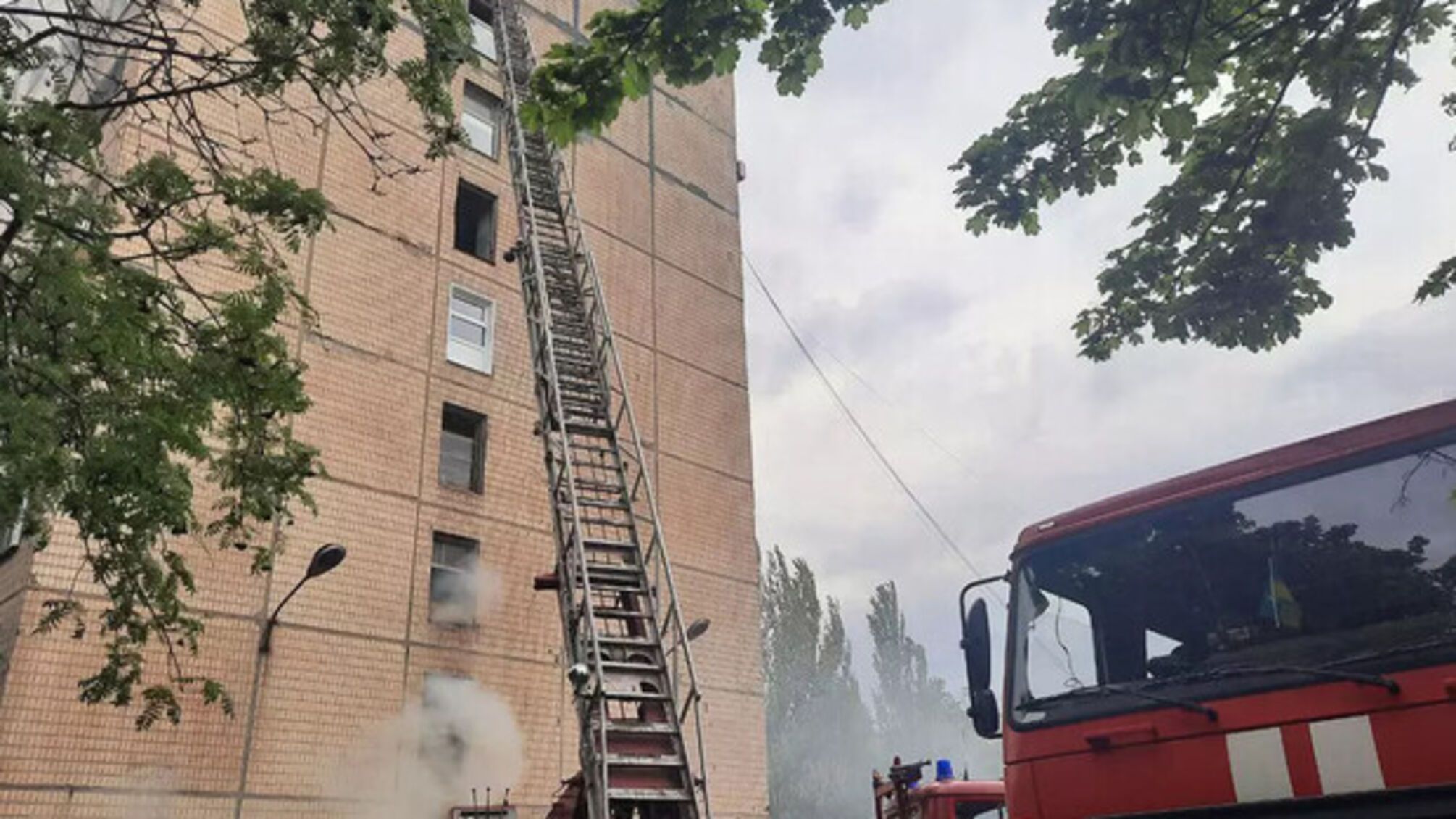 В Кривом Роге – масштабный пожар в многоэтажке: погибла женщина, спасены 17 человек (видео)