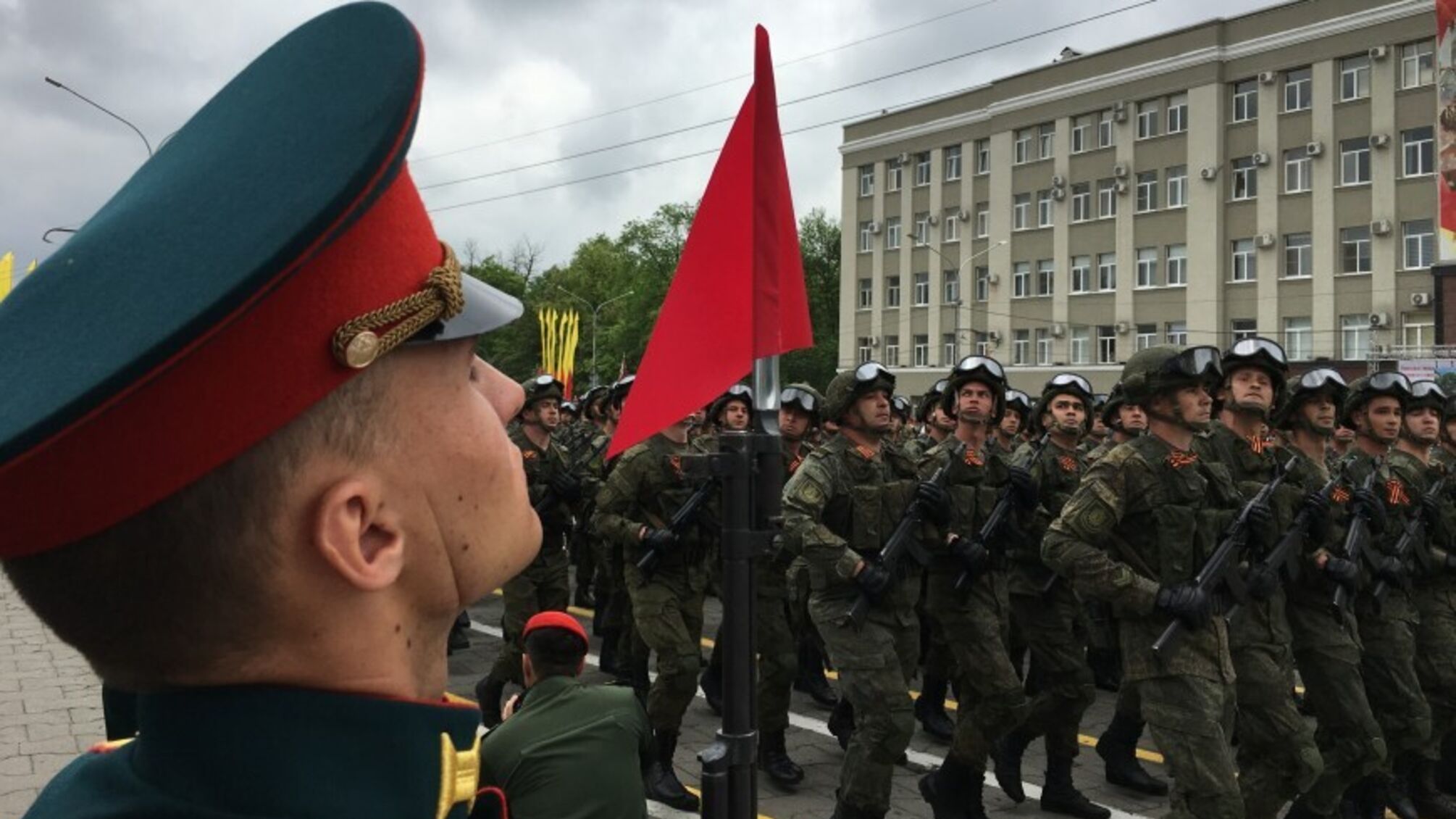 Возложил цветы и упал: во Владикавказе произошел курьез на торжествах к 9 мая (видео)
