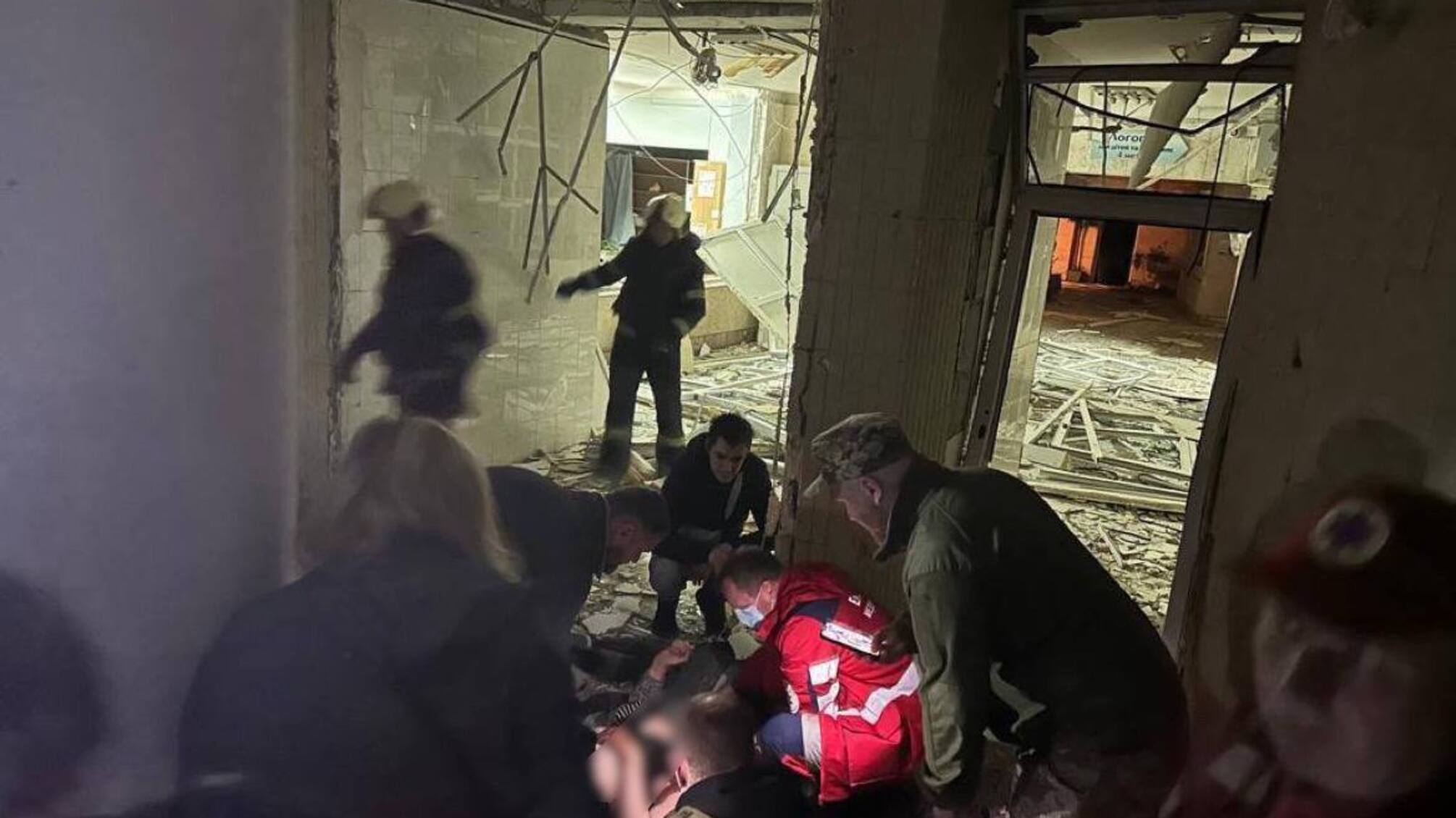 Оперативные службы оказывают первую неотложную помощь в Деснянском районе