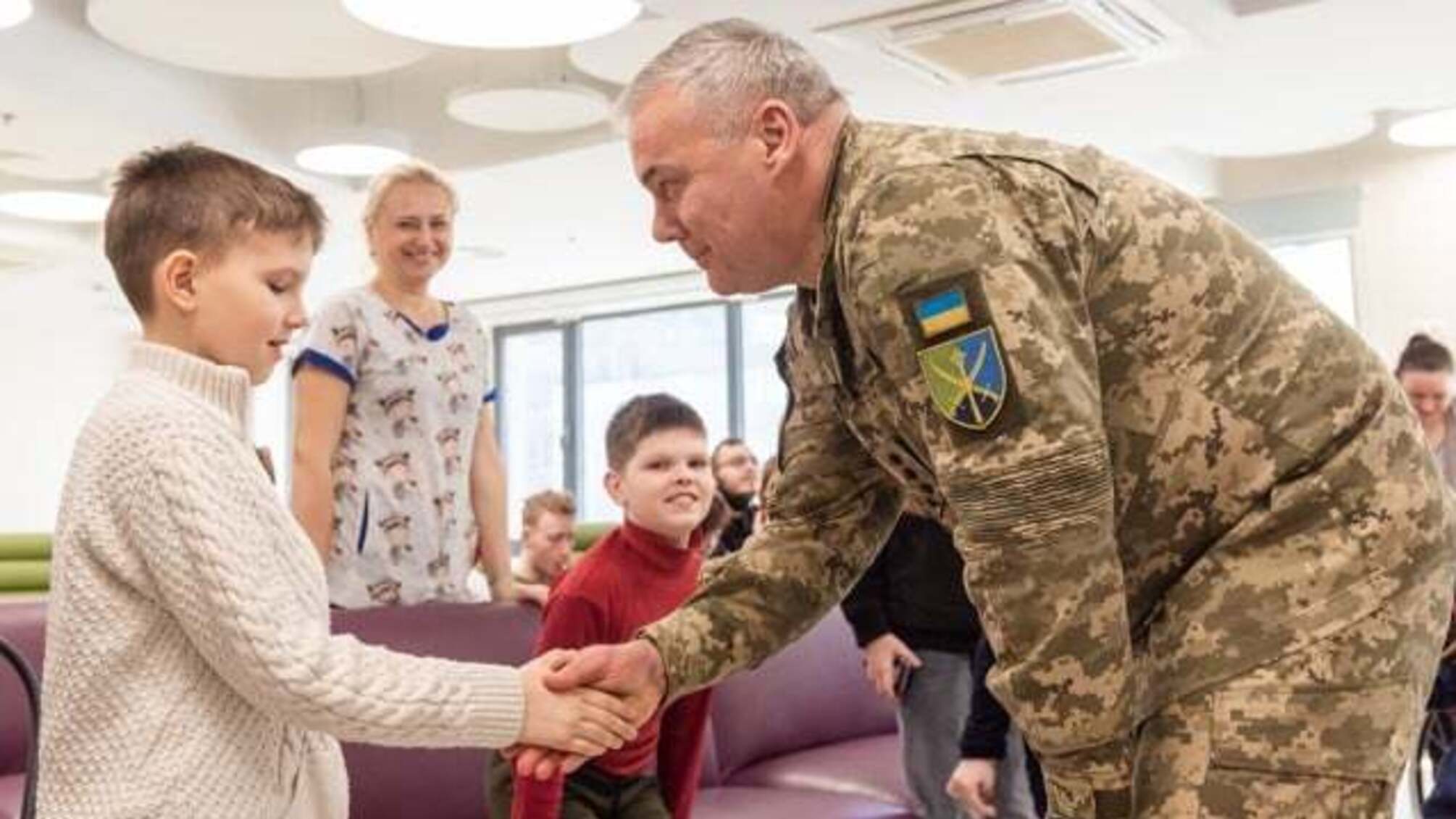 Поддержать детей: командующий Объединенными силами ВСУ Наев приехал в 'Охмадит'