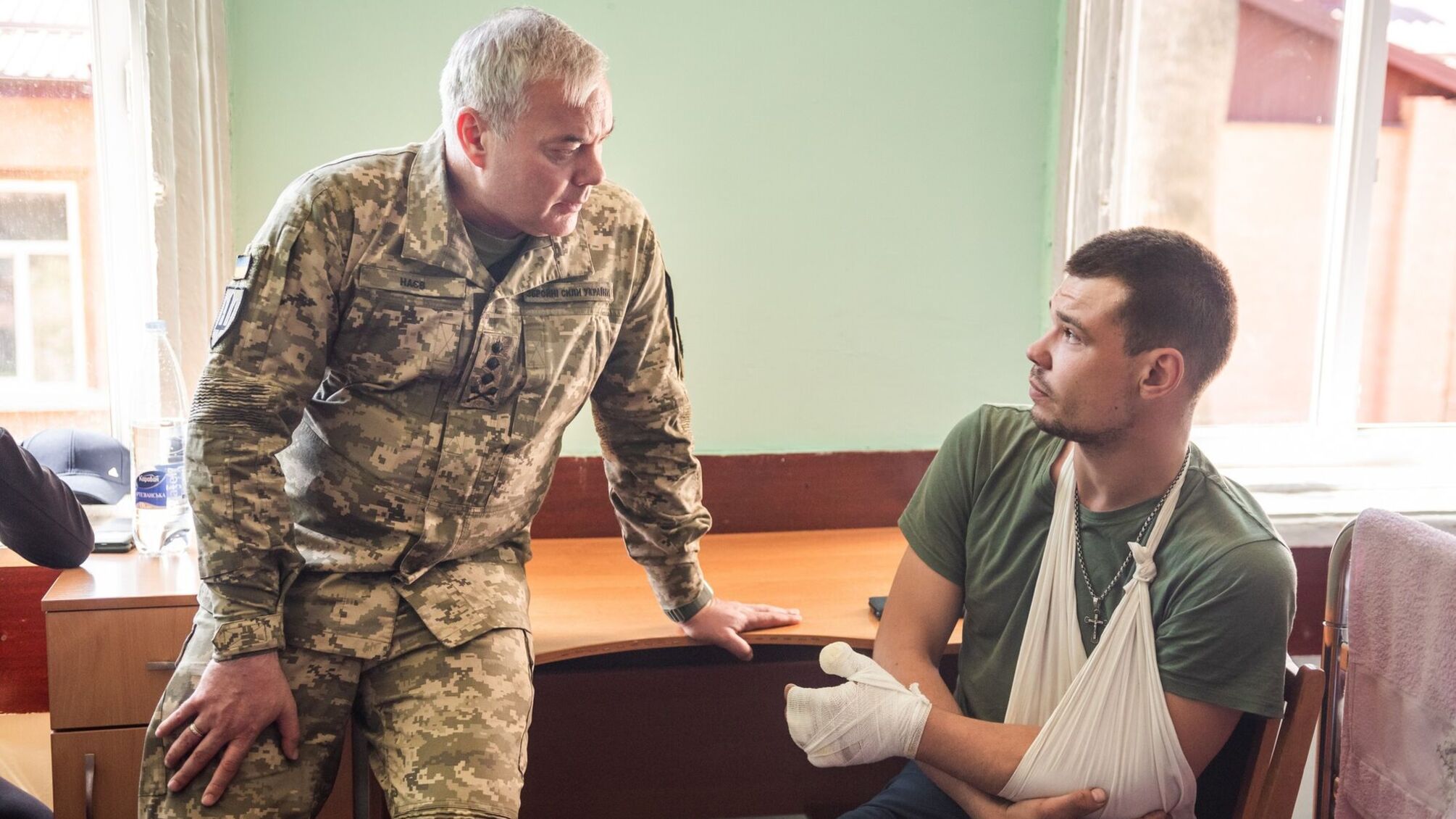 Генерал ЗСУ Наєв відвідав шпиталь: дізнався у бійців, чи платять за ліки з власної кишені (фото)