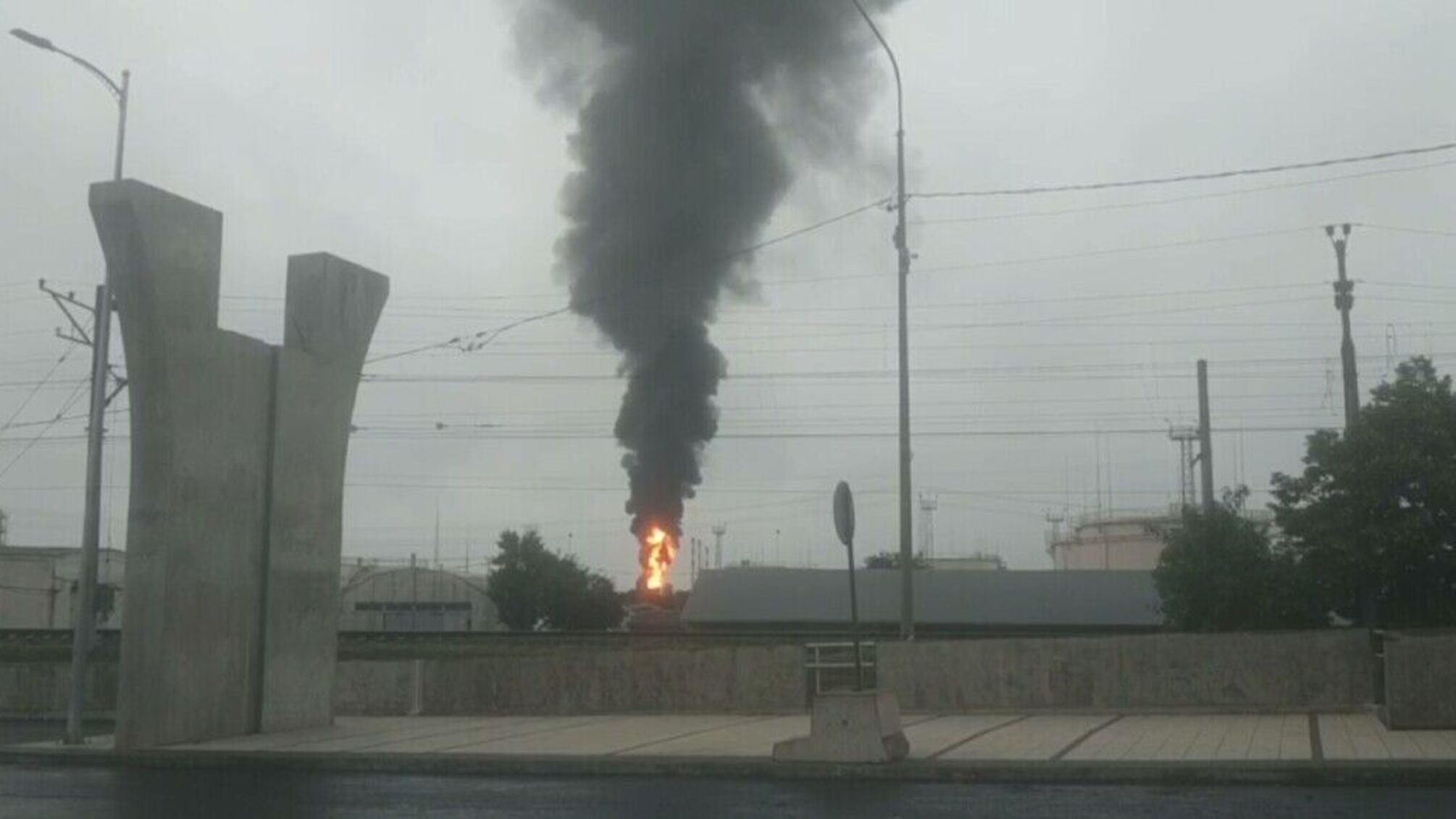 У Краснодарі сталася потужна пожежа: знову горить нафтобаза (відео)