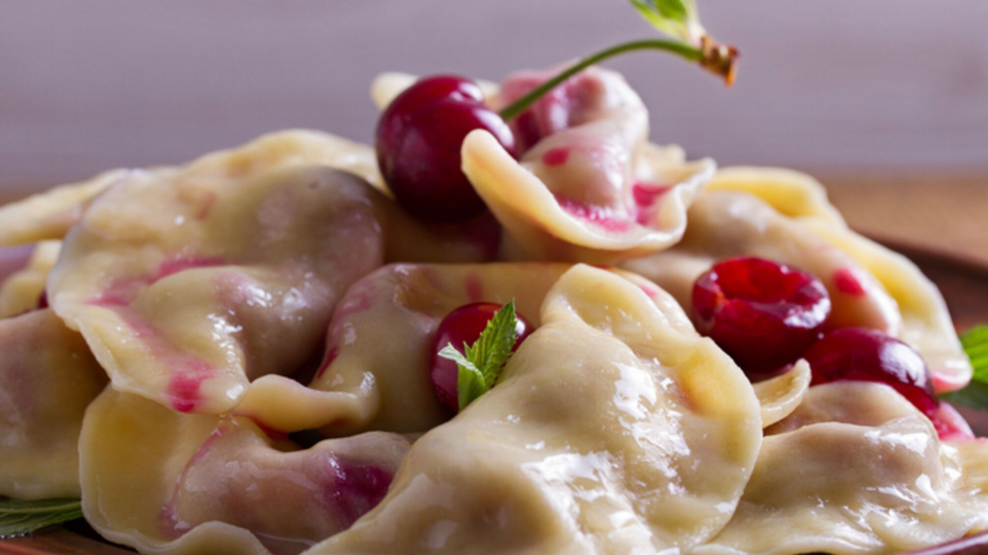 Украинский десерт из сезонных ягод: рецепт вареников с вишнями