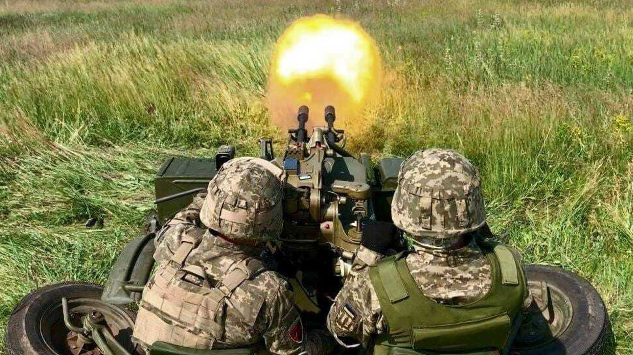 Бойцы ВСУ ведут огонь