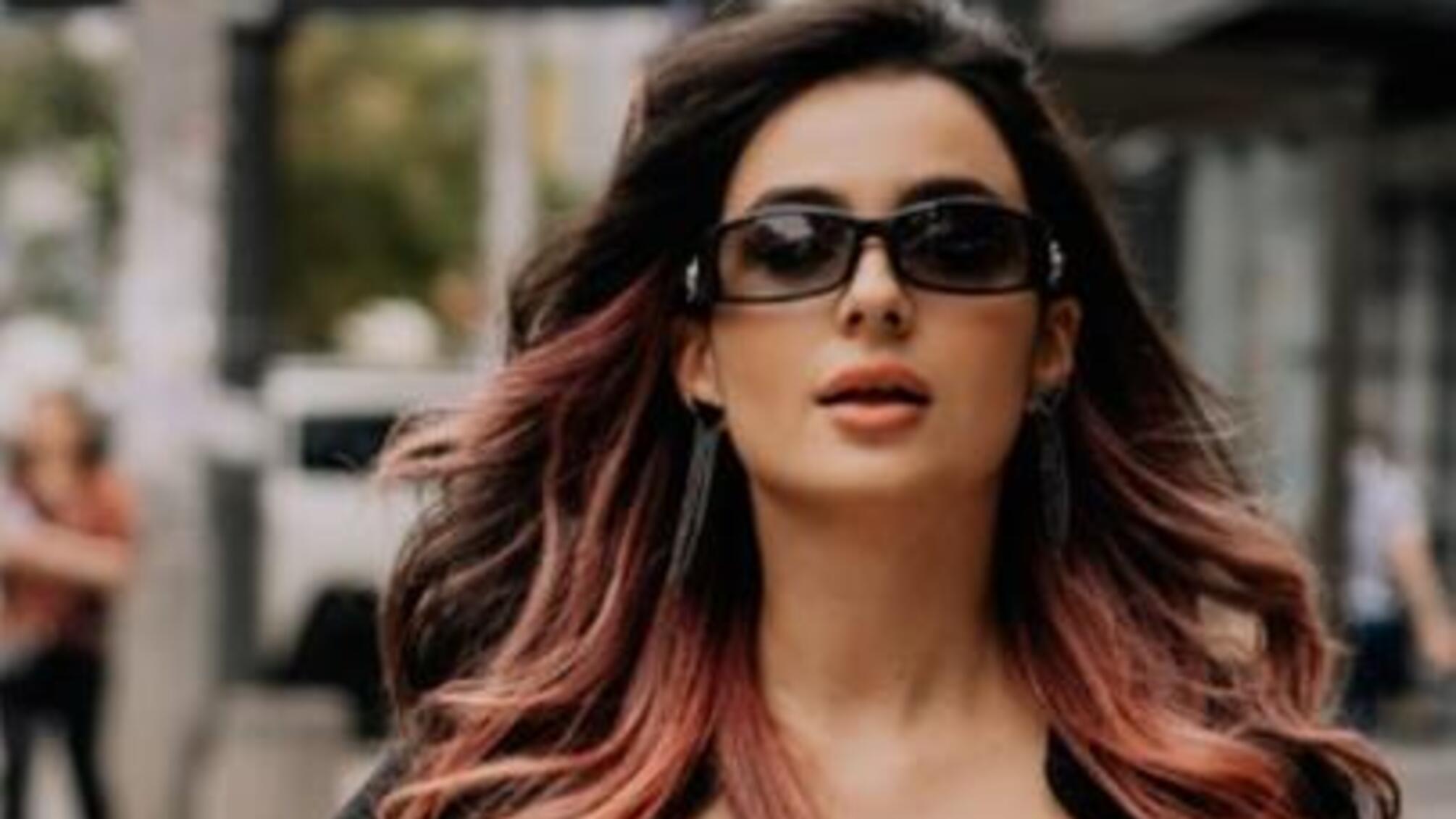 Українська блогерка та співачка Анна Трінчер