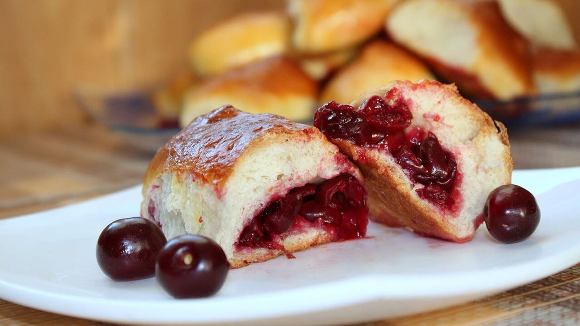 Как у бабушки: рецепт пирожков с вишнями