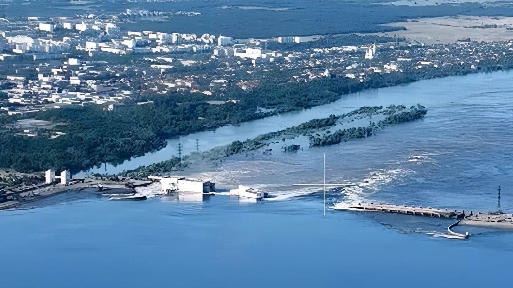 Видны руины дамбы: в сети обнародовали новые фото разрушенной Каховской ГЭС (спутниковые фото)