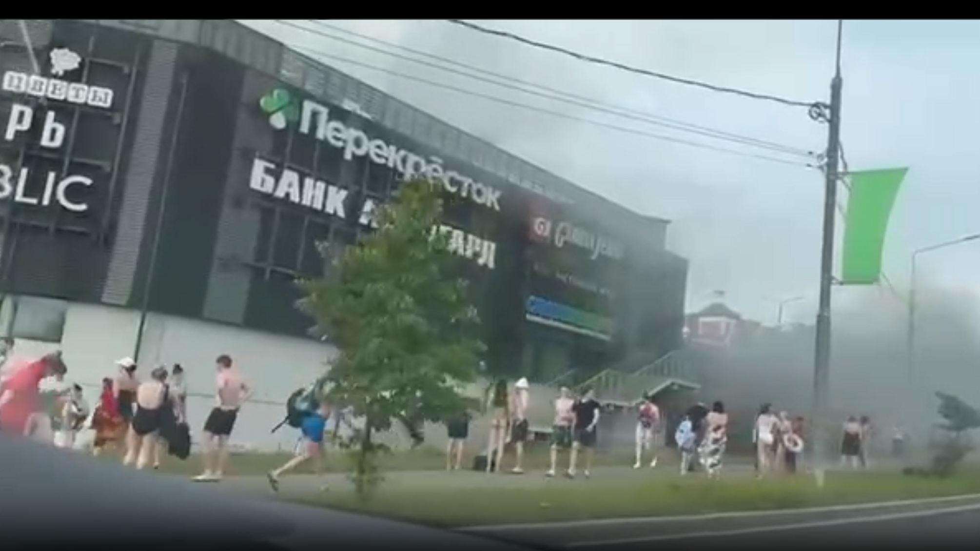 В подмосковском ТЦ пылает: люди бегут из аквапарка в одних купальниках