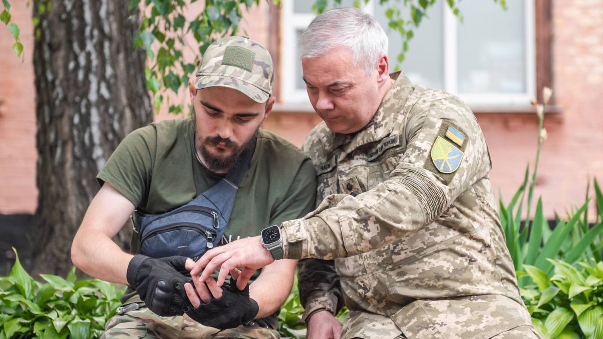 Гранатометчик отдельной механизированной бригады Григорий Бабич и Генерал-лейтенант Сергей Наев