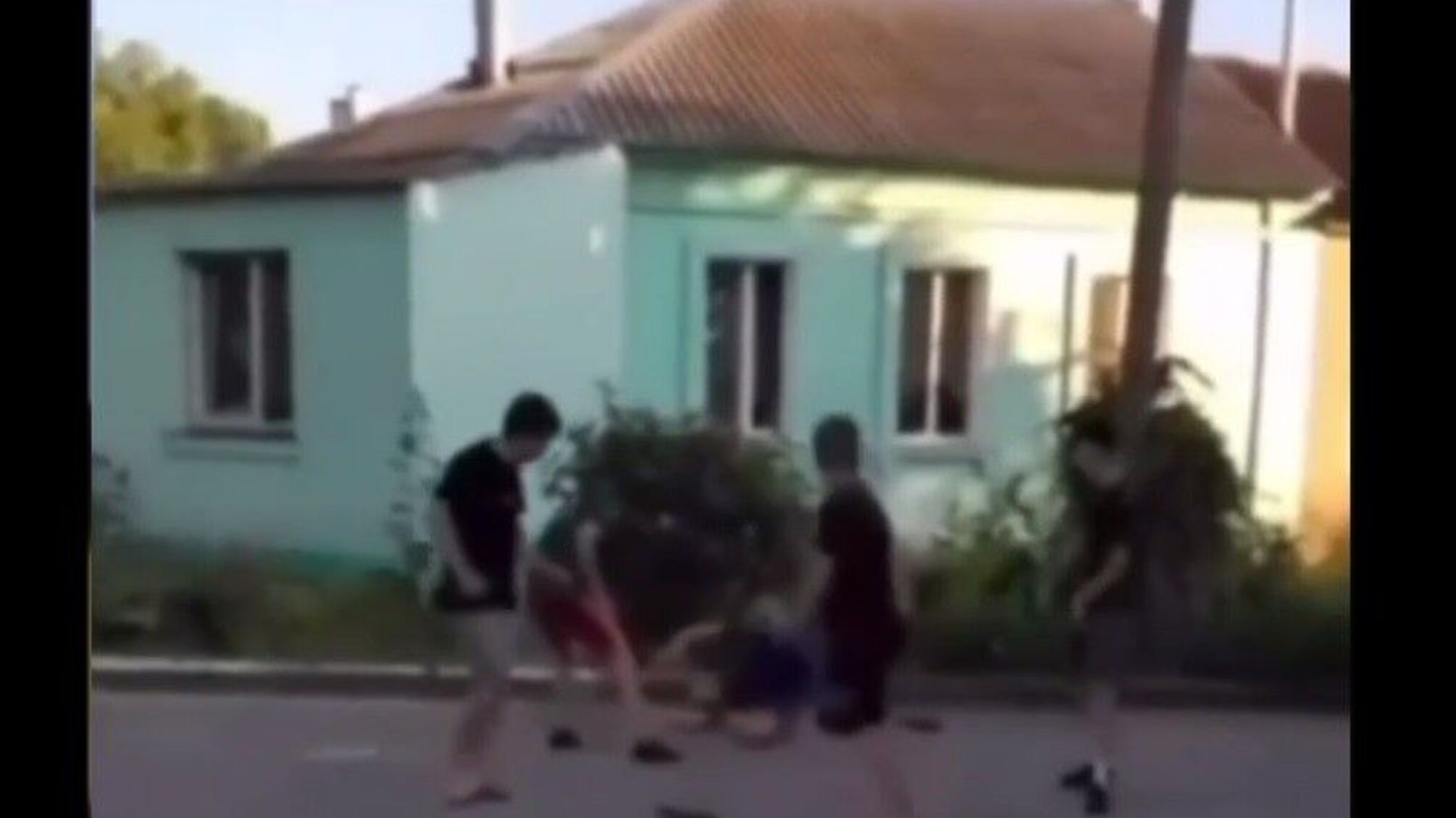 Кадр из видео избиения парня в Херсоне