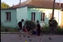Кадр із відео побиття хлопця у Херсоні