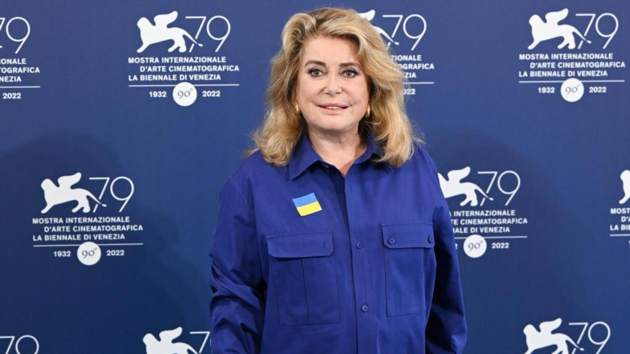 Кетрін Денев з українським прапором